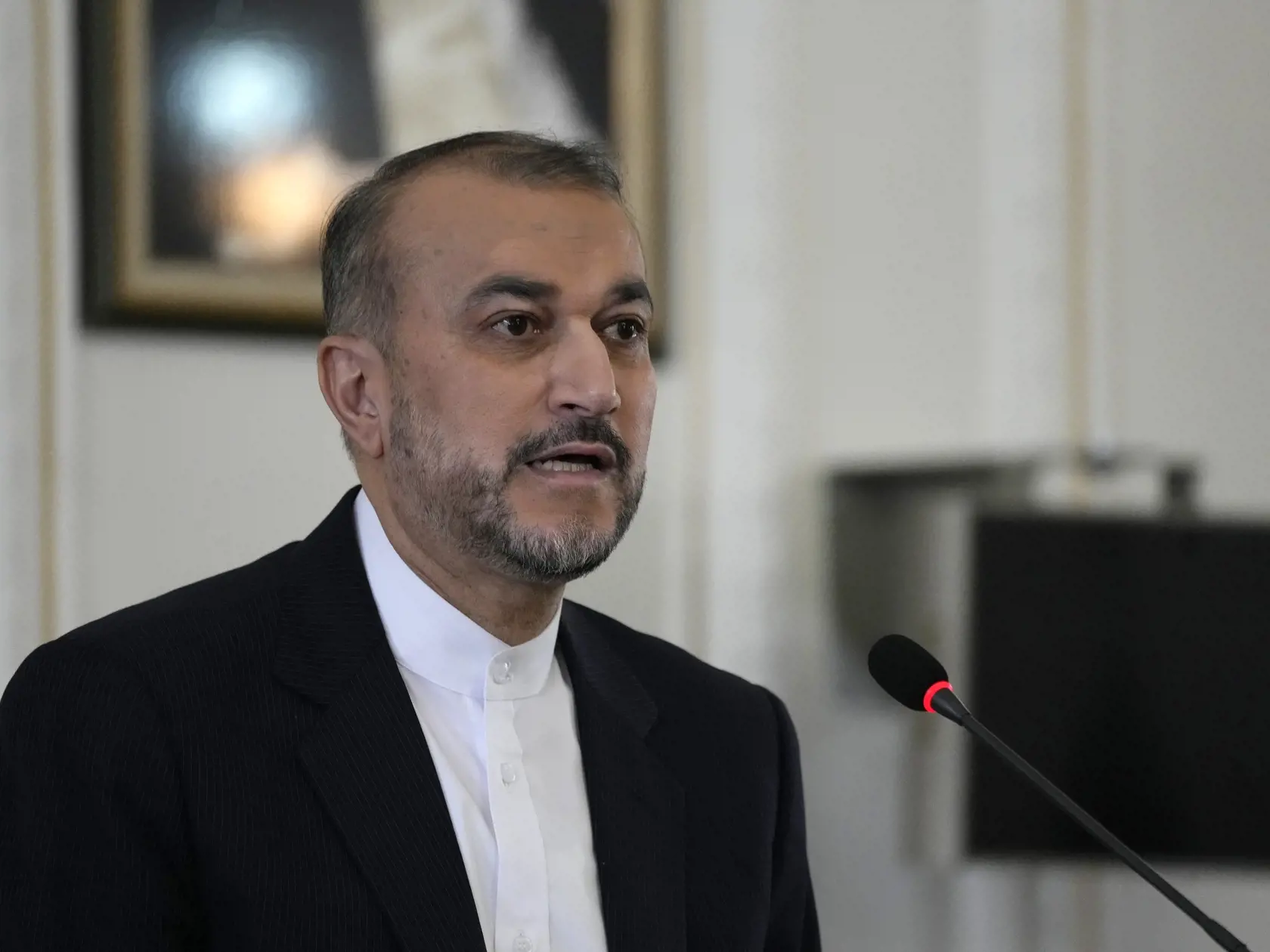 Iránsky minister zahraničných vecí Hosejn Amír Abdollahján hovorí počas tlačovej konferencie so zahraničnými veľvyslancami a vyslancami v Teheráne, v nedeľu 14. apríla 2024. Irán tvrdí, že svojich spojencov na Blízkom východe informoval o plánovanom útoku na Izrael tri dni vopred. Povedal to v nedeľu iránsky minister zahraničných vecí Hosejn Amír Abdollahján.