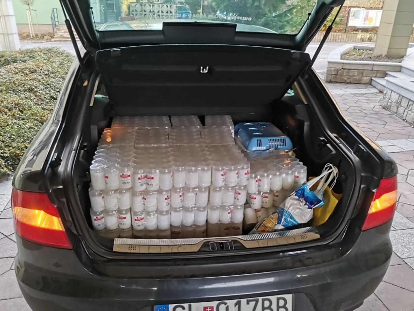 Sviečky odviezli na cintorín v Starej Ľubovni a rozsvietili.