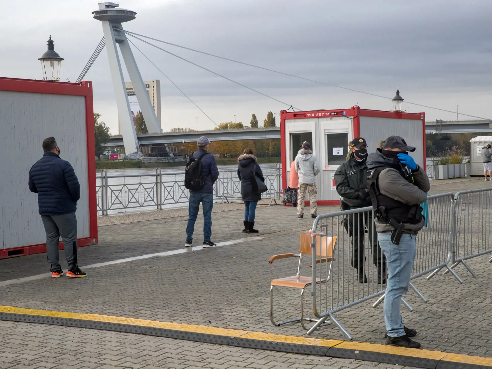 Prvé celoštátne testovanie na Slovensku počas epidémie koronavírusu Covid - 19. Na snímke je odberné miesto na nábreží Dunaja v centre Bratislavy.
