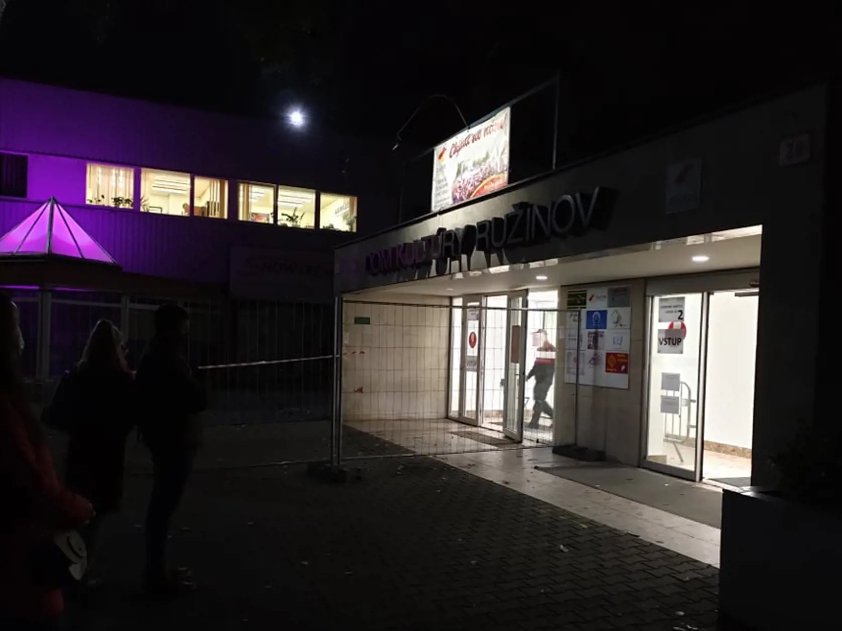 Testovanie v Kultúrnom dome v bratislavskom Ružinove. V rade sa stálo hodinu aj o ôsmej večr.