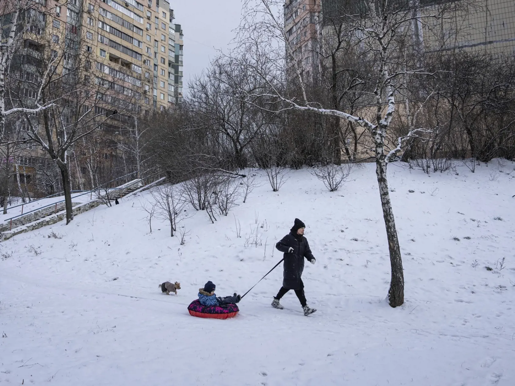 KK11 Kyjev - Mladá žena tlačí svoje dieťa na snehu 7. februára 2023 v Kyjeve. FOTO TASR/AP
A young woman hauls her child on snow tube at the residential neighbourhood in Kyiv, Ukraine, Tuesday, Feb. 7, 2023. (AP Photo/Evgeniy Maloletka)