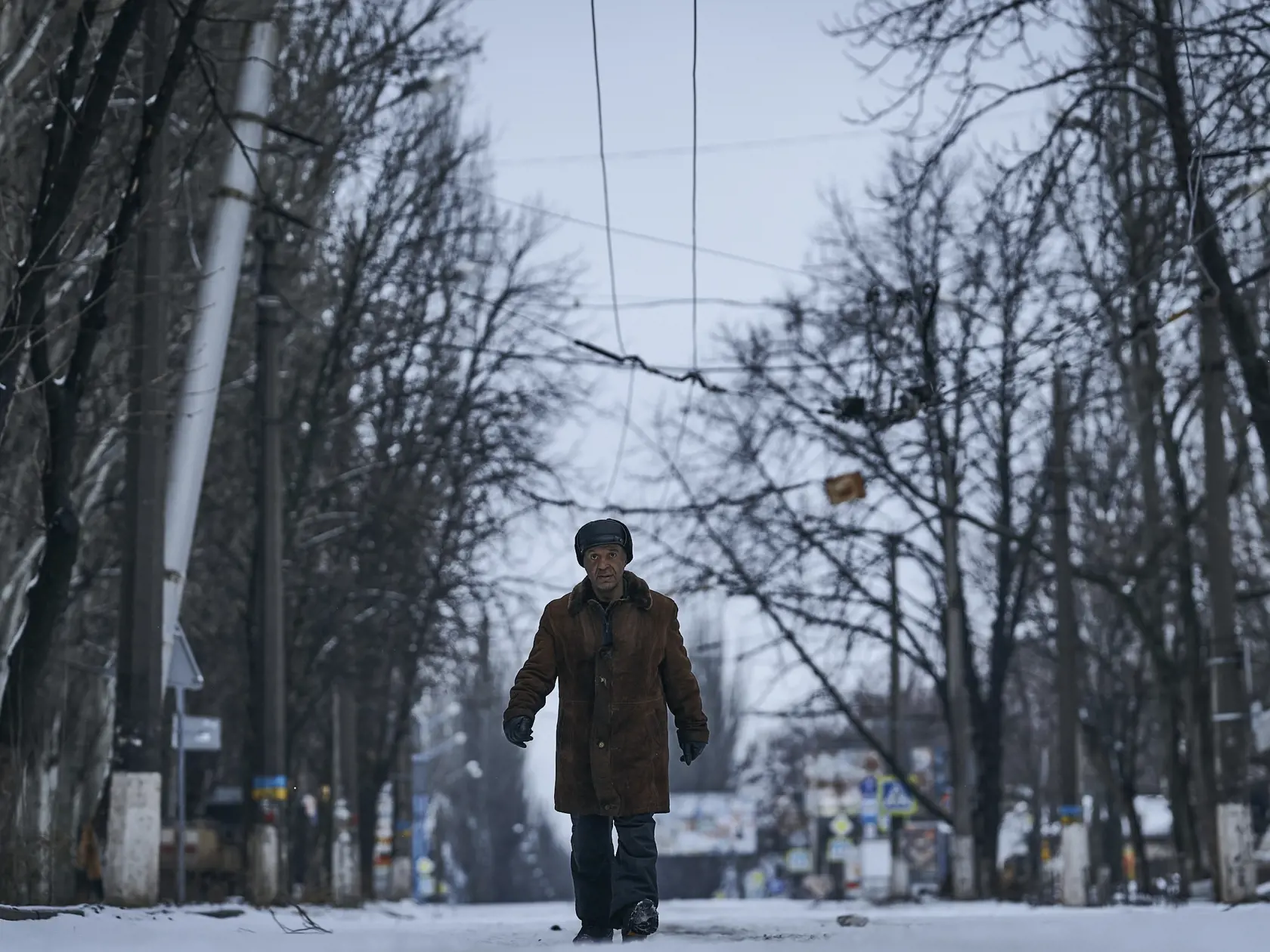 WA 51 Bachmut - Miestny obyvateľ kráča zasneženou ulicou v meste Bachmut v Doneckej oblasti na východe Ukrajiny v utorok 14. februára 2023. FOTO TASR/AP
A local resident walks along a street in Bakhmut, Donetsk region, Ukraine, Tuesday, Feb. 14, 2023. (AP Photo/Libkos)