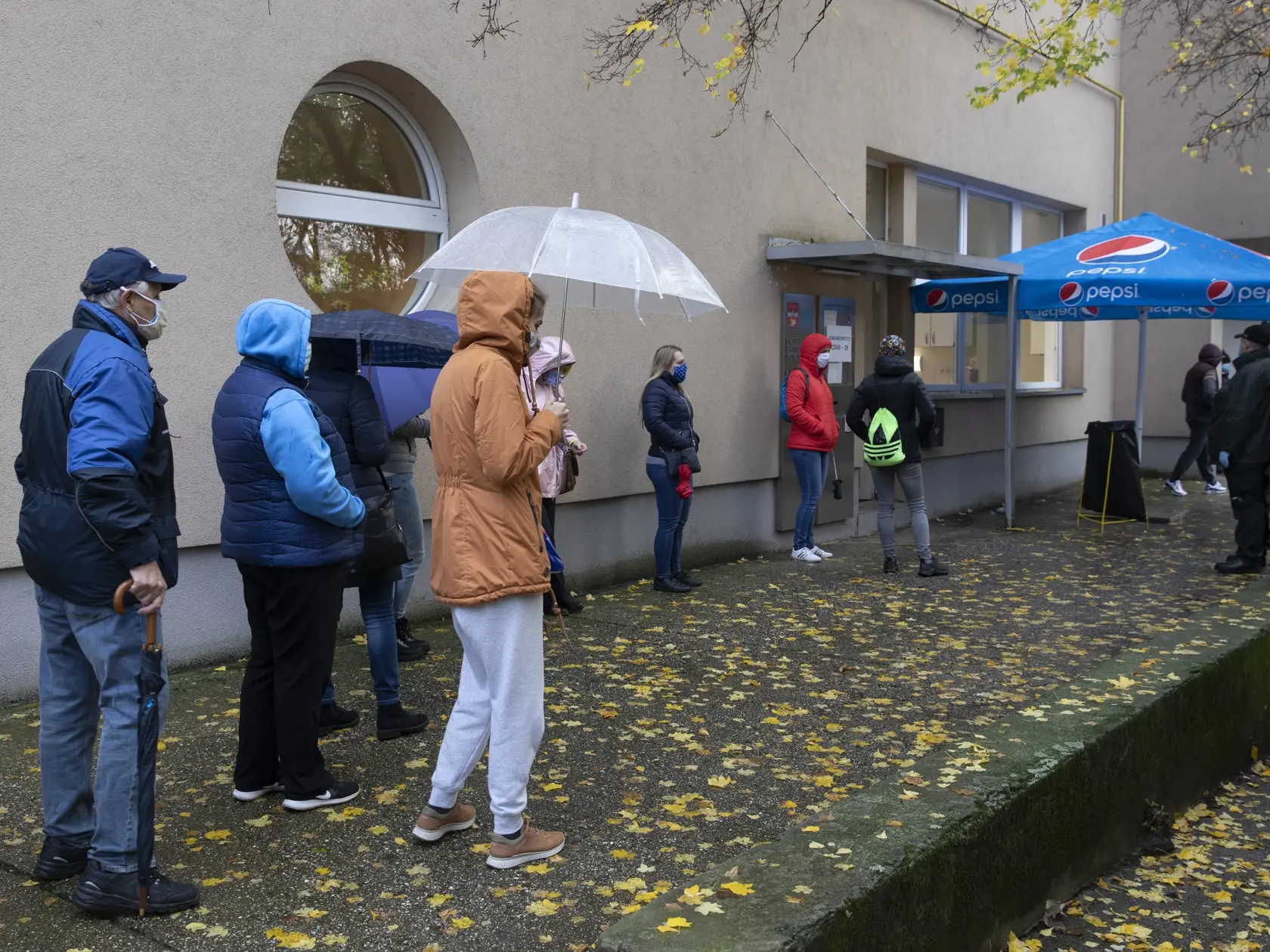 Celoplošné testovanie obyvateľov Slovenska.
Na obr. Odberné miesto športová hala Vernosť, Nobelova ulica