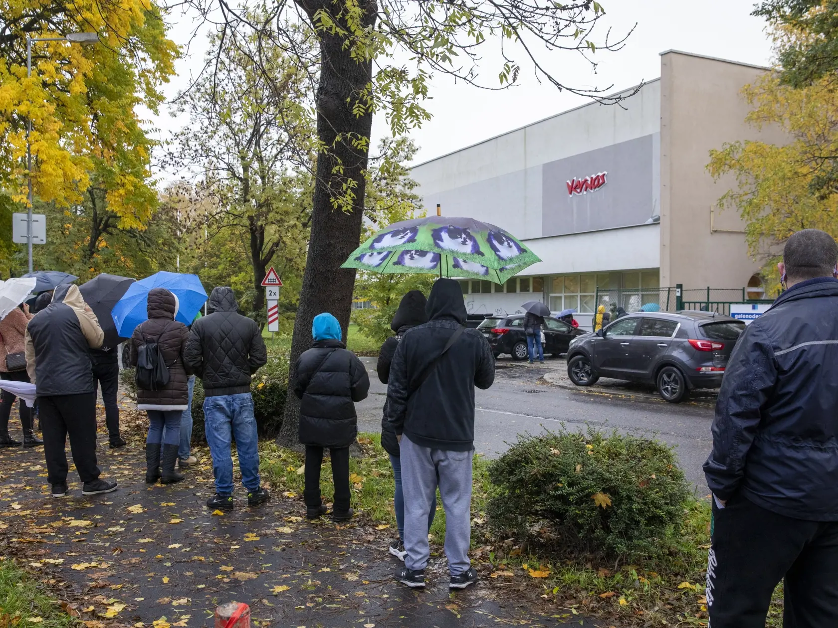 Celoplošné testovanie obyvateľov Slovenska.
Na obr. Odberné miesto športová hala Vernosť, Nobelova ulica