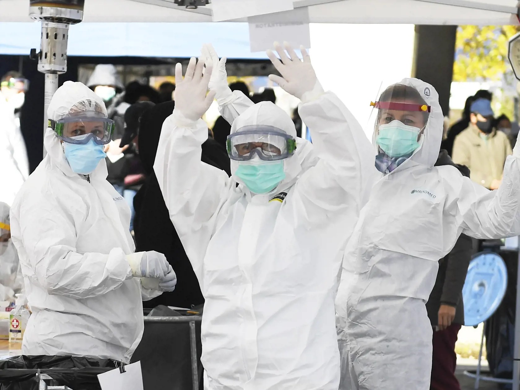 Na Slovensku sa začalo celoplošné testovanie na ochorenie COVID-19. Testovať sa bude od soboty 31. októbra do nedele 1. novembra. Vytvorených má byť viac ako 5000 odberných miest a 4901 odberných tímov. Na snímke odberný tím pózuje na fotenie počas testovania v U. S. Steel v Košiciach 31. októbra 2020.  FOTO TASR - František Iván