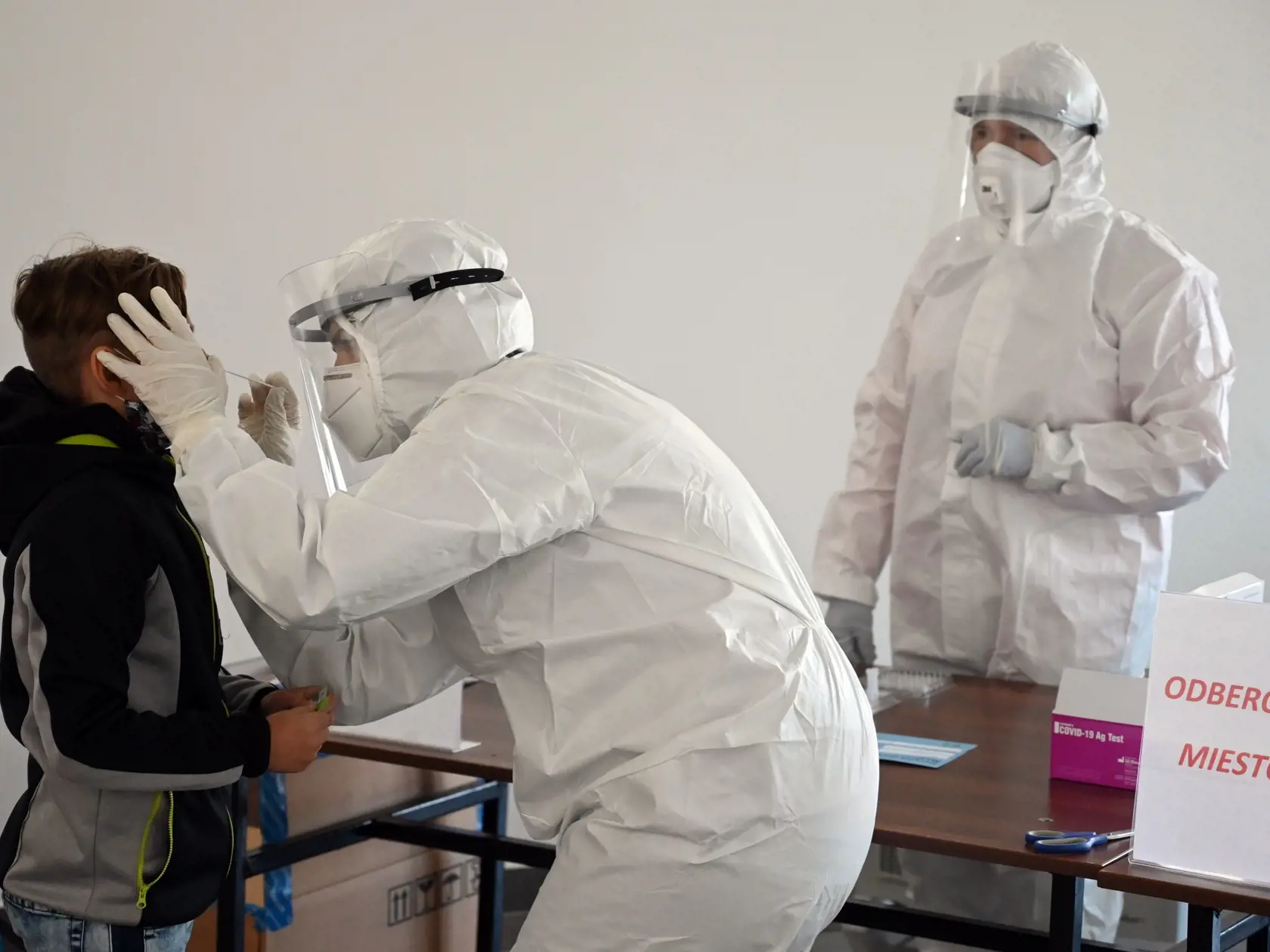 Na Slovensku sa začalo celoplošné testovanie na ochorenie COVID-19. Testovať sa bude od soboty 31. októbra do nedele 1. novembra. Vytvorených má byť viac ako 5000 odberných miest a 4901 odberných tímov.  Na snímke testovanie v dome smútku obce Lastovce v okrese Trebišov v sobotu 31. novembra 2020. FOTO TASR - Roman Hanc