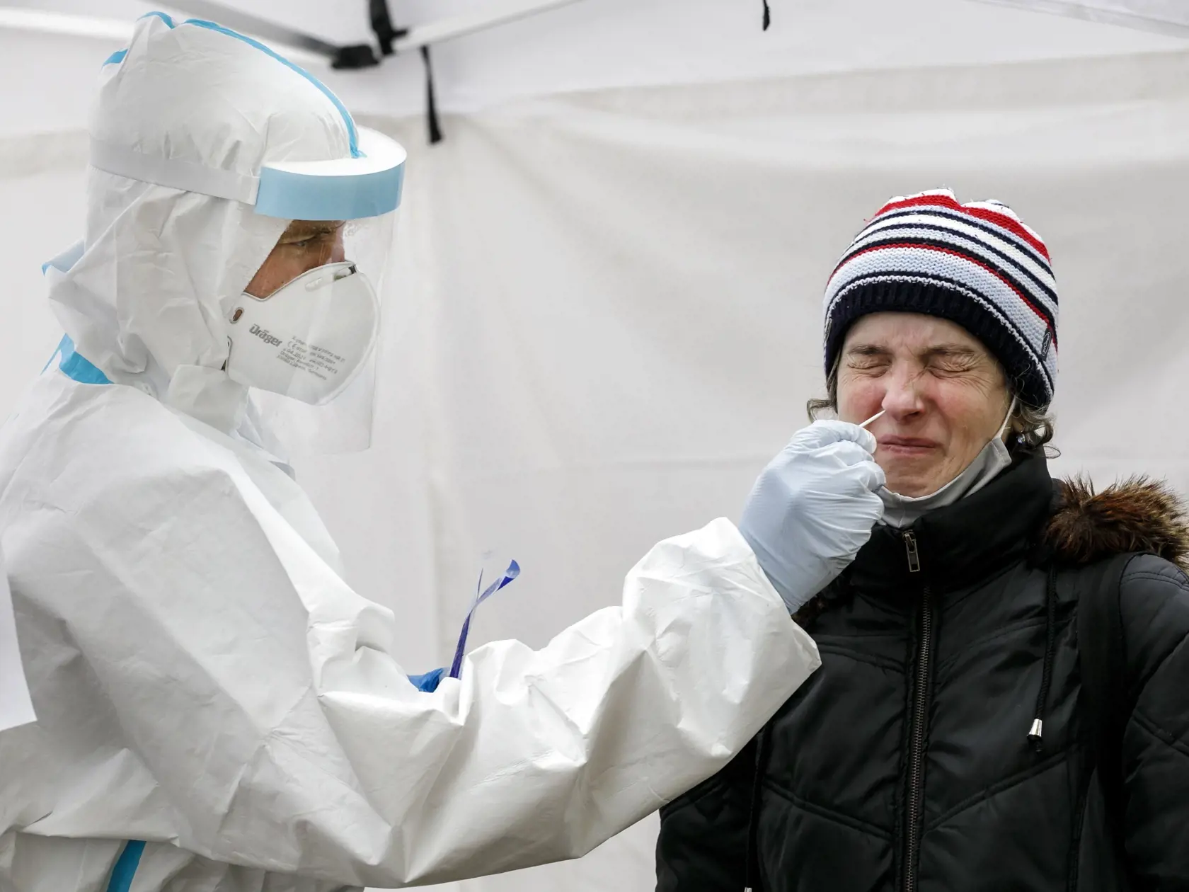 Na Slovensku sa začalo celoplošné testovanie na ochorenie COVID-19. Testovať sa bude od soboty 31. októbra do nedele 1. novembra. Vytvorených má byť viac ako 5000 odberných miest a 4901 odberných tímov. Na snímke rakúsky vojenský medicínsky profesionál odoberá vzorky počas testovania na odberovom mieste v areáli Závodiska š.p. v Petržalke v Bratislave 31. októbra 2020. FOTO TASR - Dano Veselský