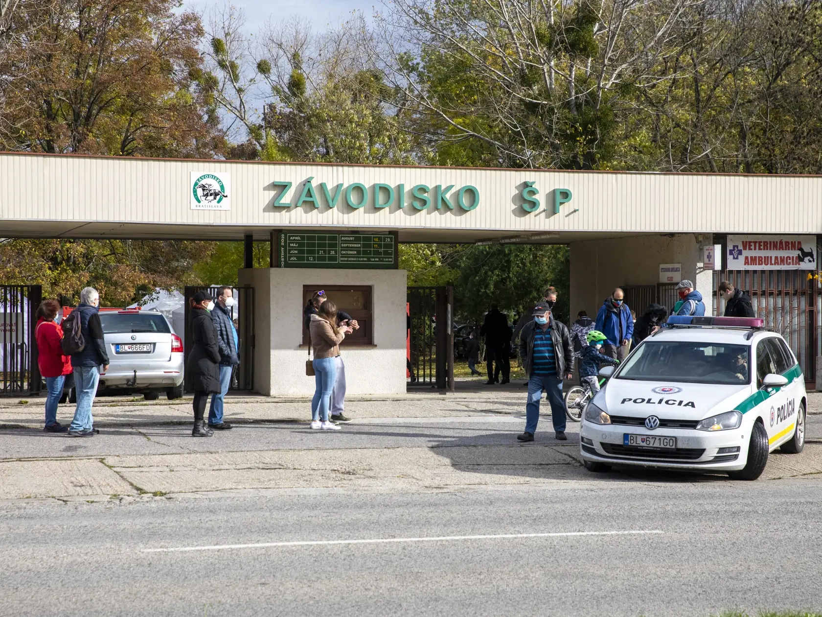 Celoplošné testovanie obyvateľov Slovenska.
Na obr. Odberné miesto Štátné závodisko Petržalka.
