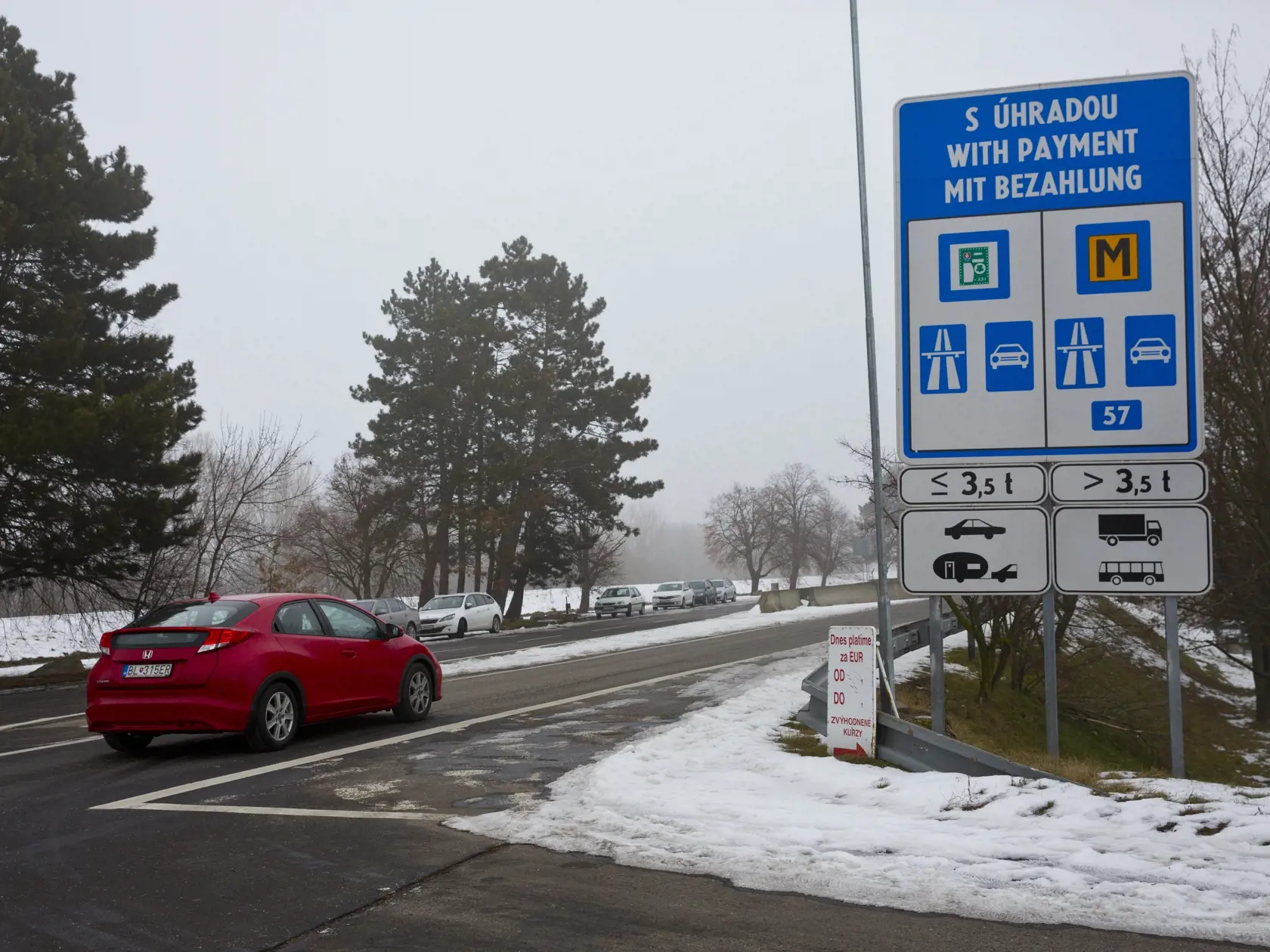 Diaľničná známka na hraničných prechodoch.
