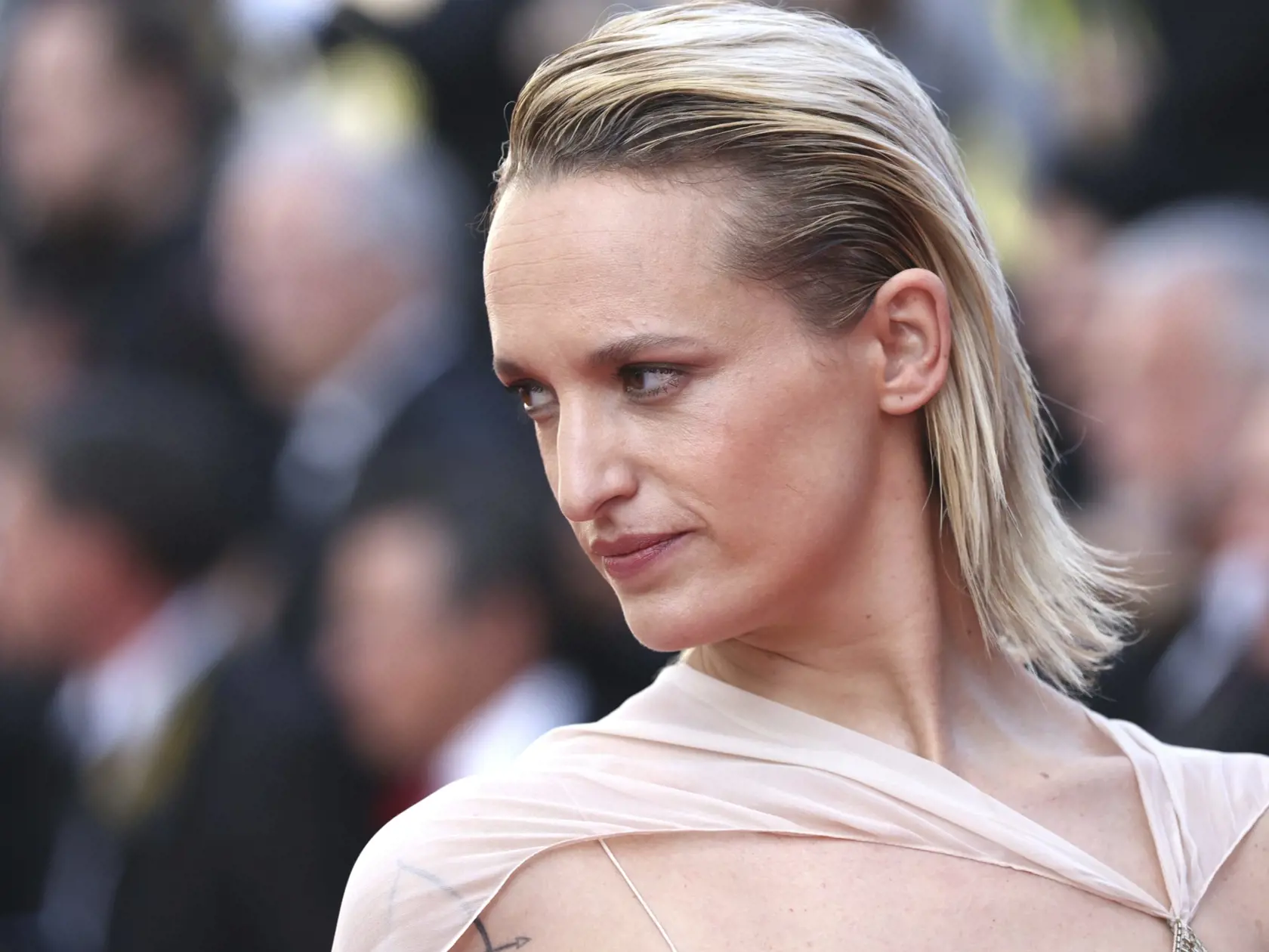 EBE 42 Cannes - Na snímke francúzska herečka Agathe Rousselle  pózuje fotografom počas príchodu na otvárací ceremoniál a premiéru filmu Final Cut v rámci 75. ročníka medzinárodného filmového festivalu vo francúzskom Cannes 17. mája 2022. FOTO TASR/AP