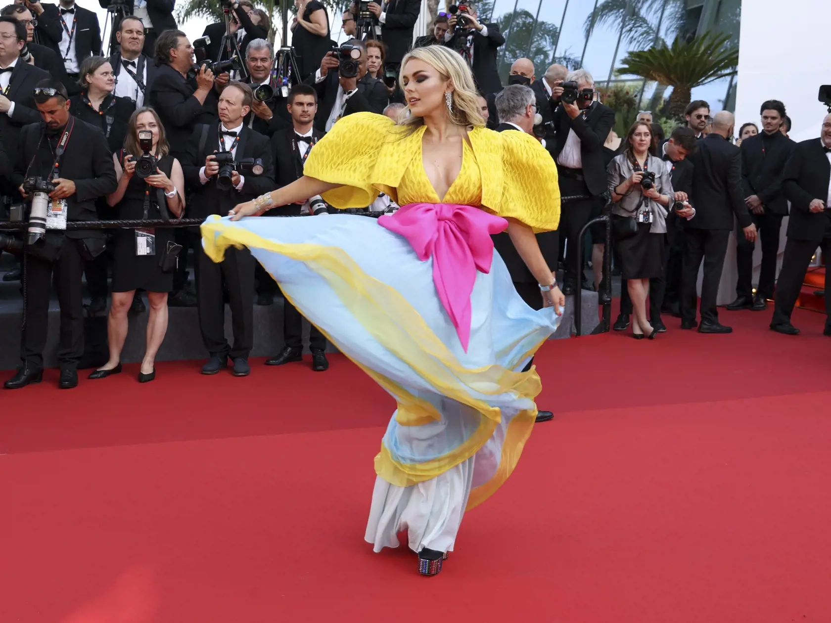 EBE 30 Cannes - Na snímke britská speváčka pózuje fotografom počas príchodu na otvárací ceremoniál a premiéru filmu Final Cut v rámci 75. ročníka medzinárodného filmového festivalu vo francúzskom Cannes 17. mája 2022. FOTO TASR/AP