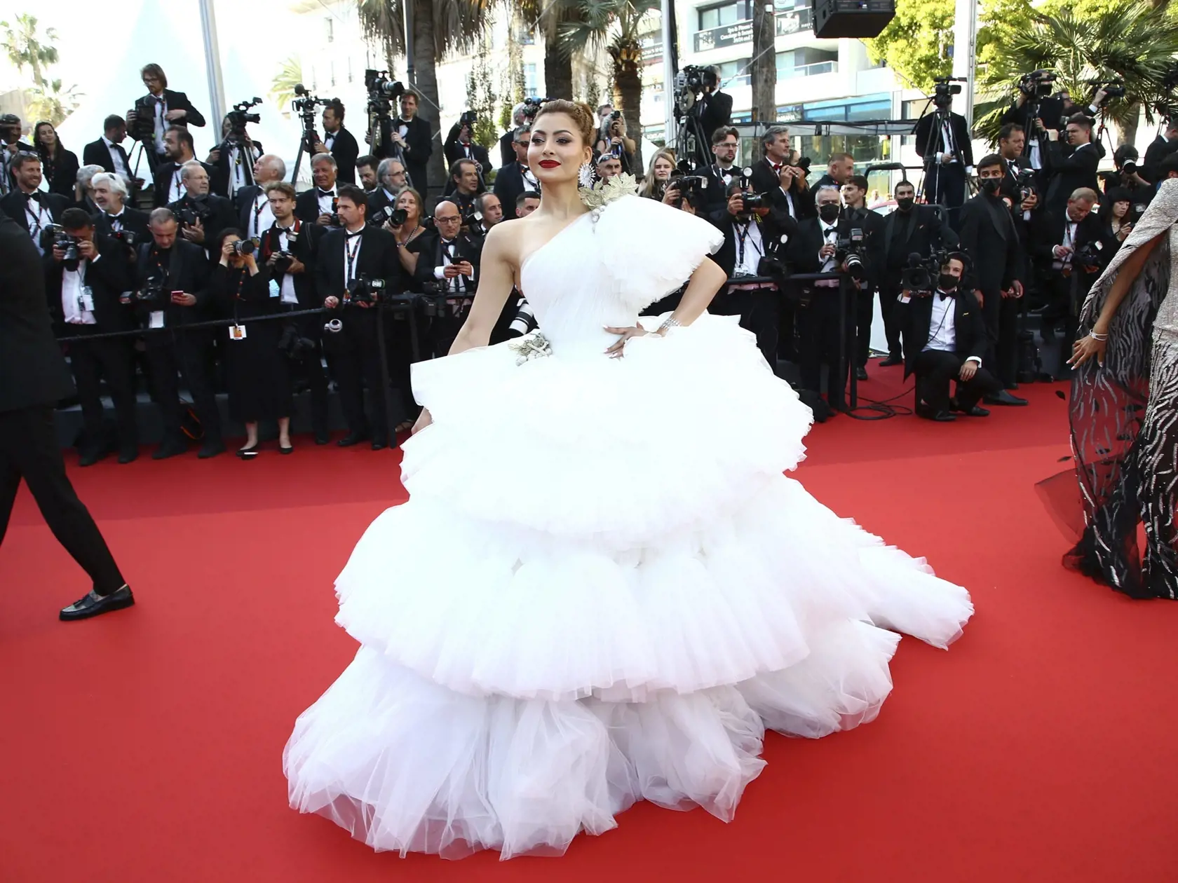 EBE 28 Cannes - Na snímke indická herečka Urvashi Rautela pózuje fotografom počas príchodu na otvárací ceremoniál a premiéru filmu Final Cut v rámci 75. ročníka medzinárodného filmového festivalu vo francúzskom Cannes 17. mája 2022.