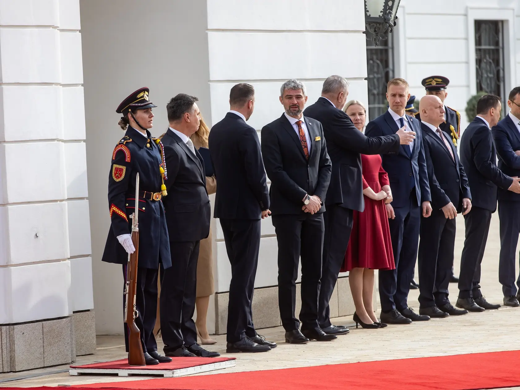 Prezident SR Peter Pellegrini víta v Grasalkovičovom paláci prezidentku Indickej republiky Draupadi Murmúovú.
