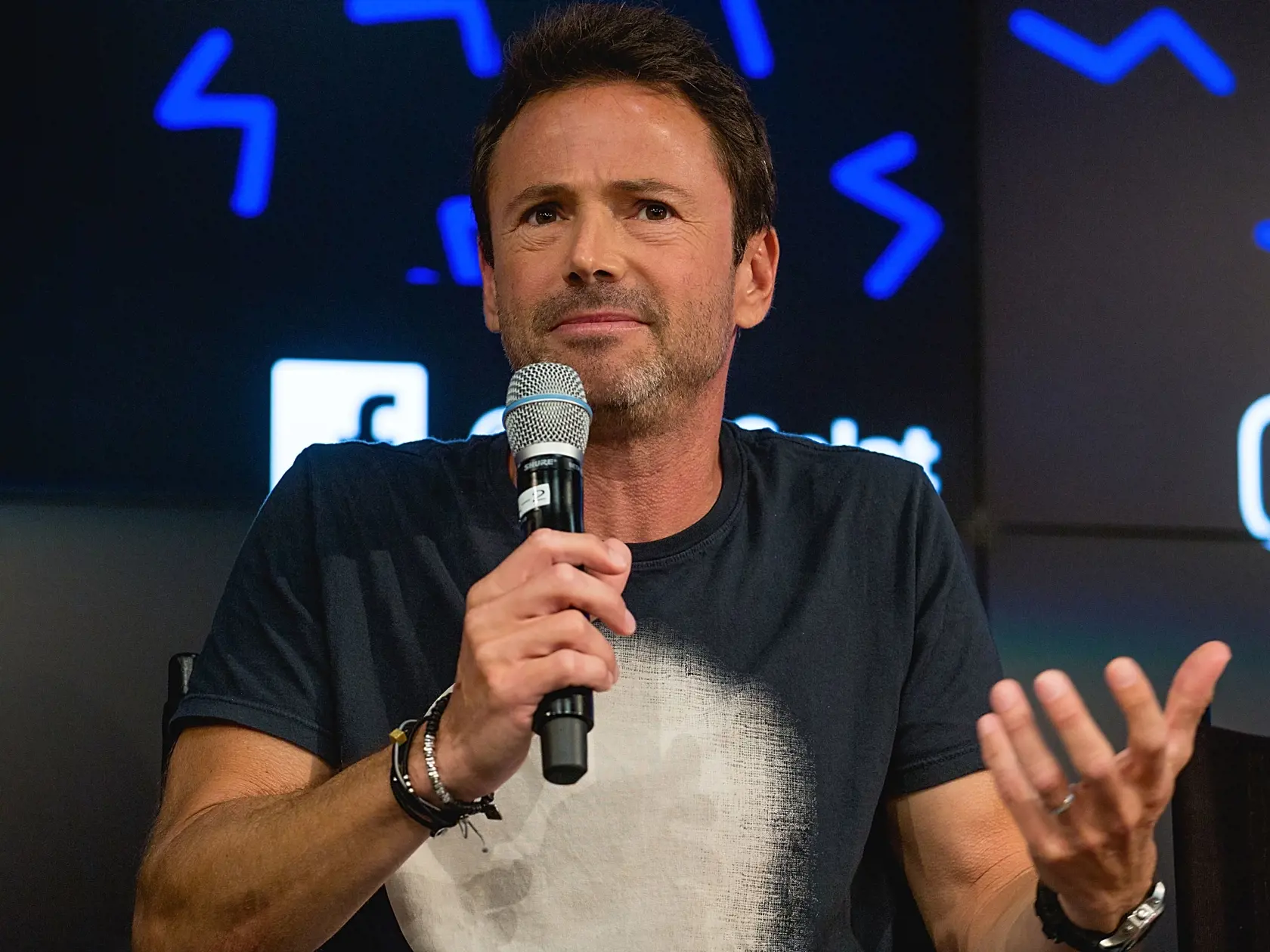 David Lascher (48) sa objavil v seriáloch Plný dom, Roseanne, Krok za krokom a Beverly Hills, 90210. Od roku 1999 je ženatý s Jill London a je otcom troch detí.