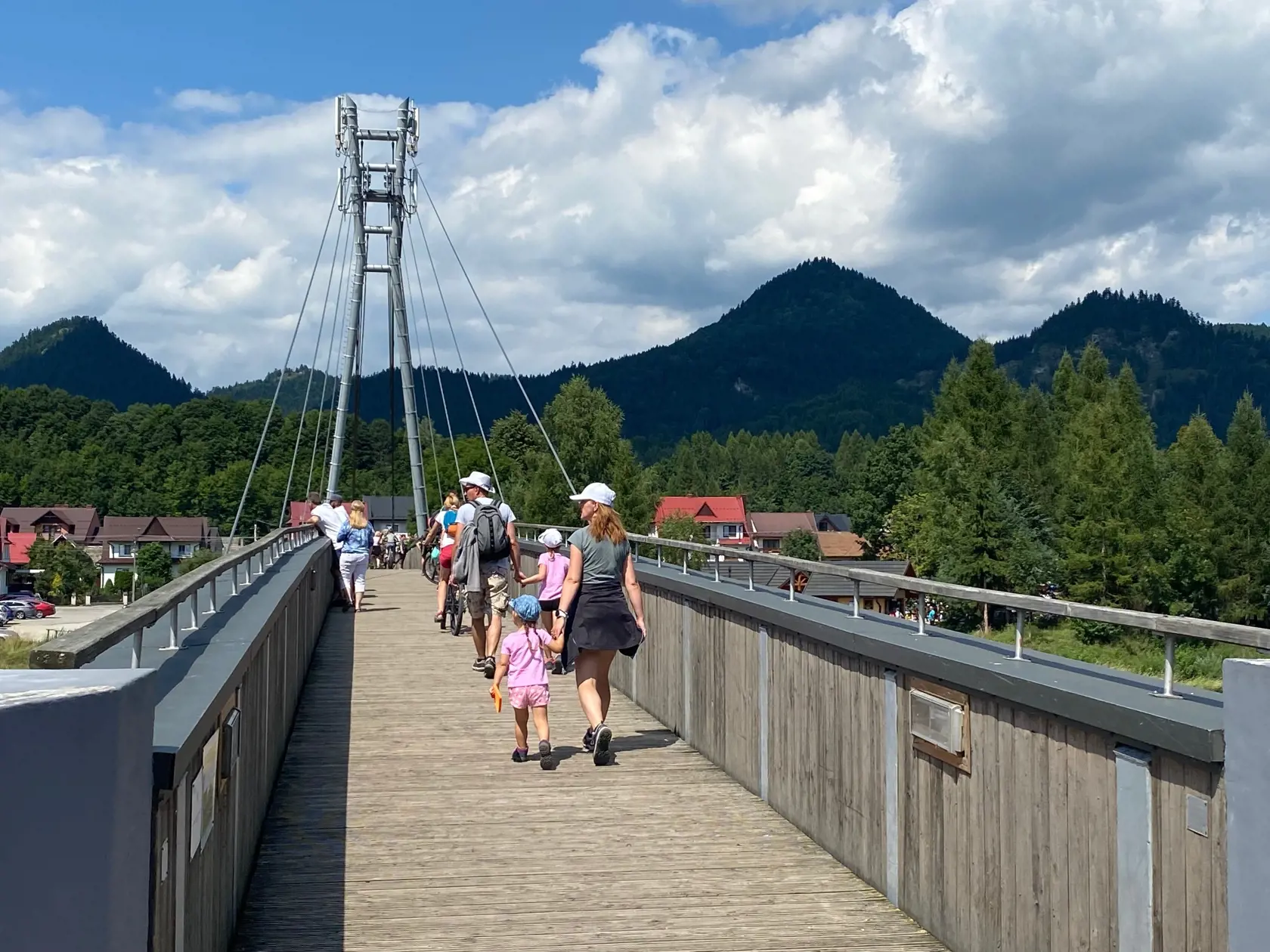 Most cez Dunajec spája Slovensko s Poľskom. Prechod cez hranice tu nie je kontrolovaný.