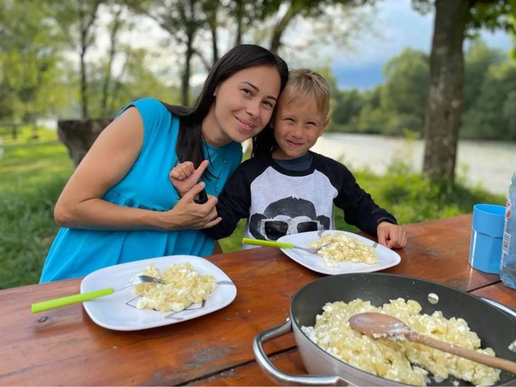 Červený Kláštor a Pieniny pravidelne navštevujú Lenka a Jano Štovkovci z Prešova s ich synom Janíkom (3). "Máme to tu veľmi radi, lebo sa tu spája neuveriteľná príroda s históriu a dobrými ľuďmi. Je tu veľa možností na trávenie voľného času. A je to ešte stále miesto, ktoré je nastavené na slovenské ceny a poctivú gastronómiu bez polotovarov za nenormálne ceny."