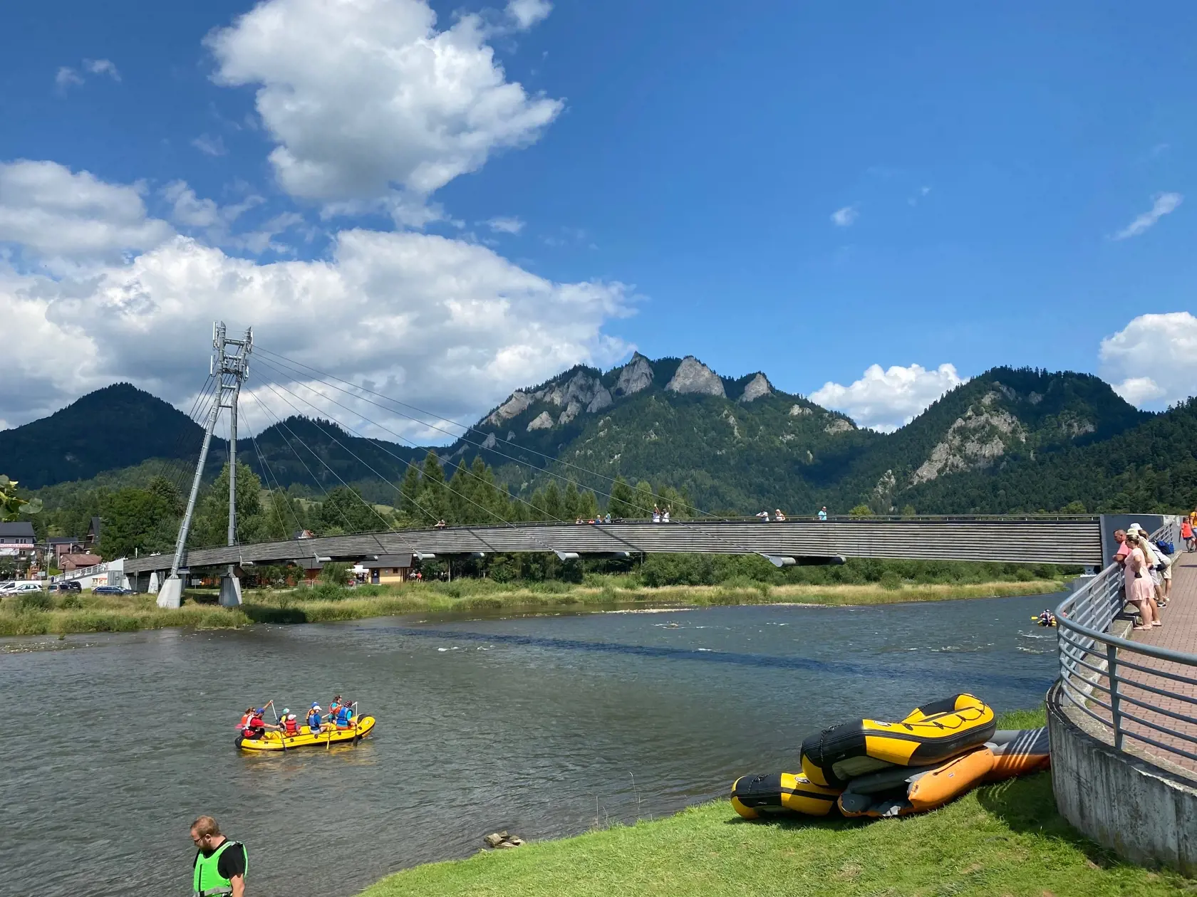 Dunajec splavujú slovenskí aj poľskí pltníci, ďalšou možnosťou sú raftové člny, neskúsení si môže objednať sprievodcu.