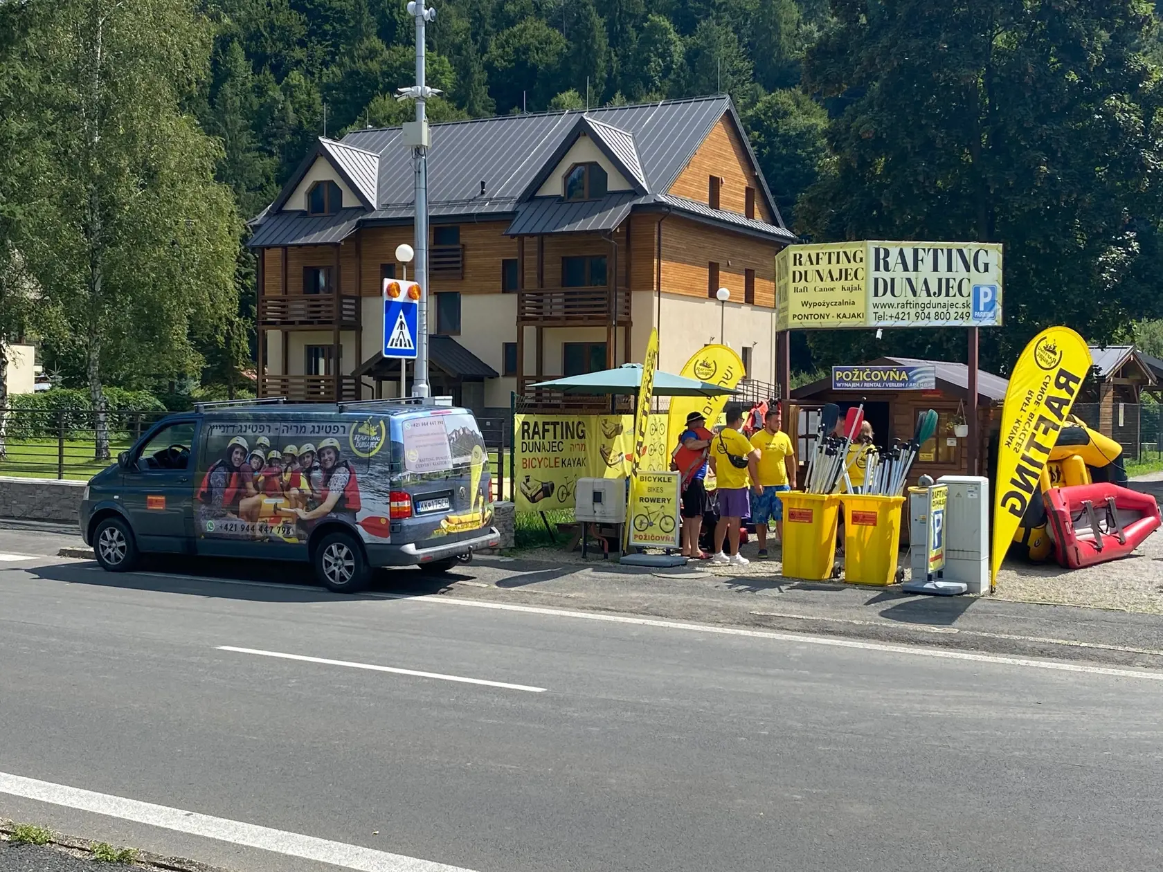 Raftové člny v Pieninách požičiavajú na každom rohu.