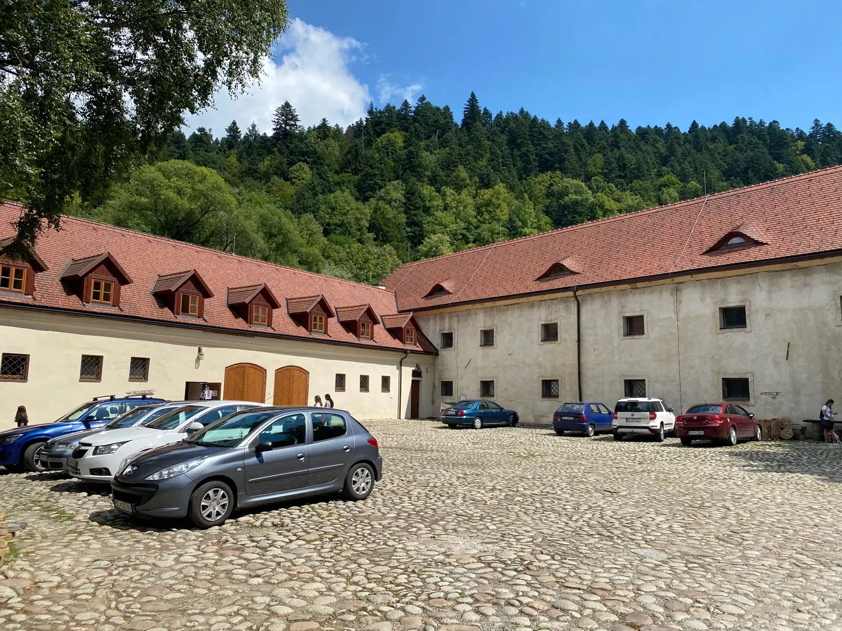 Nádvorie Kláštora kartuziánov, ktorý je Národnou kultúrnou pamiatkou. Založili ho mnísi, jeho história siaha do roku 1320. Je najväčšou a najvýznamnejšou pamiatkou v správe Pamiatkového úradu SR. Zásluhou kamaldulov sa Červený kláštor najmä prostredníctvom diel dvoch výrazných osobností: pátra Romualda Hadbavného (a jeho preklad Písma svätého – Kamaldulská biblia) a frátra Cypriána (tvorca tzv. Cypriánovho Herbára), nezabudnuteľne zapísal do dejín slovenskej kultúry.