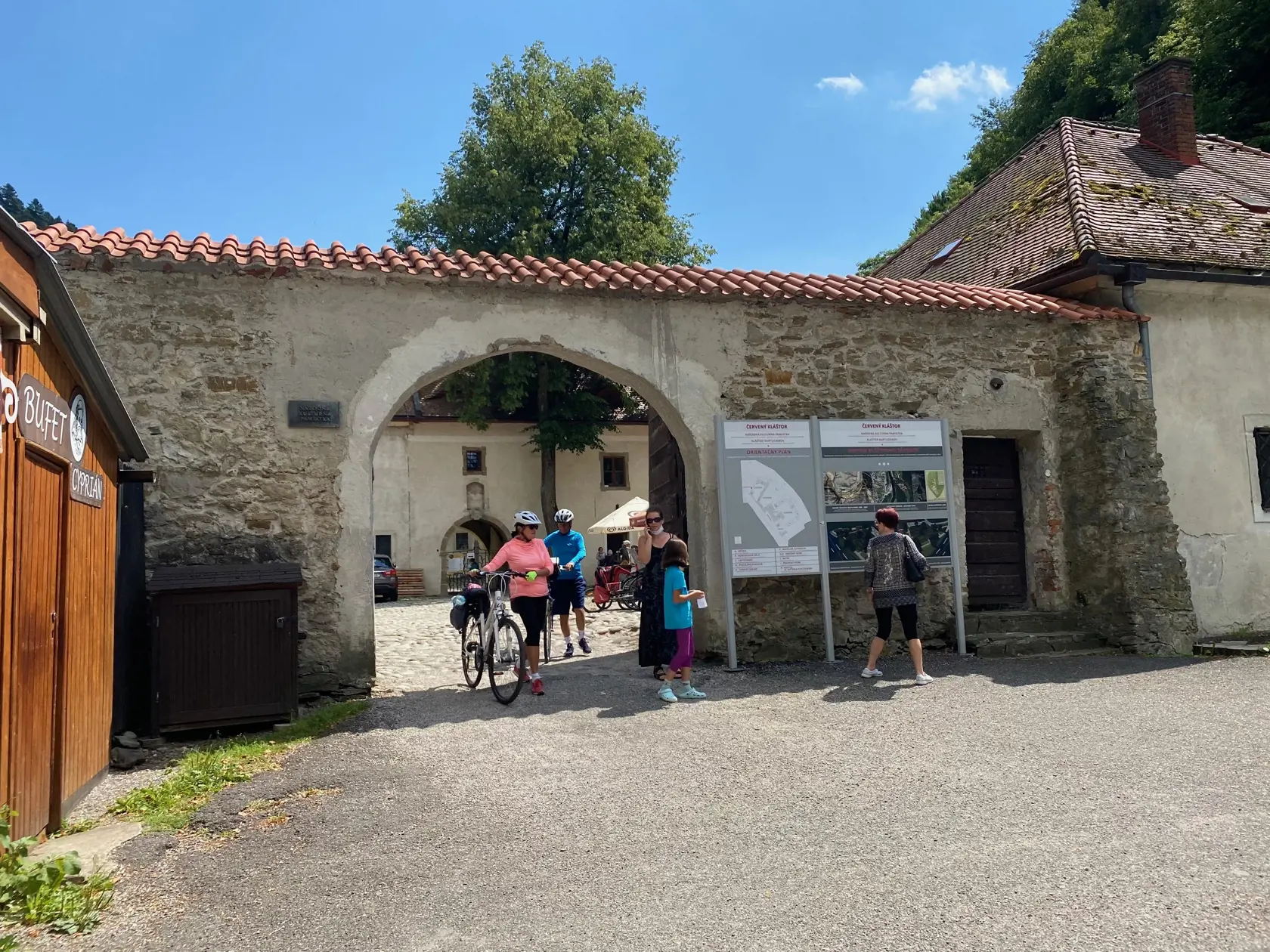 Múzeum v Červenom Kláštore je v Kláštor kartuziánov, ktorý je Národnou kultúrnou pamiatkou. Založili ho mnísi, jeho história siaha do roku 1320. Je najväčšou a najvýznamnejšou pamiatkou v správe Pamiatkového úradu SR. Zásluhou kamaldulov sa Červený kláštor najmä prostredníctvom diel dvoch výrazných osobností: pátra Romualda Hadbavného (a jeho preklad Písma svätého – Kamaldulská biblia) a frátra Cypriána (tvorca tzv. Cypriánovho Herbára), nezabudnuteľne zapísal do dejín slovenskej kultúry.