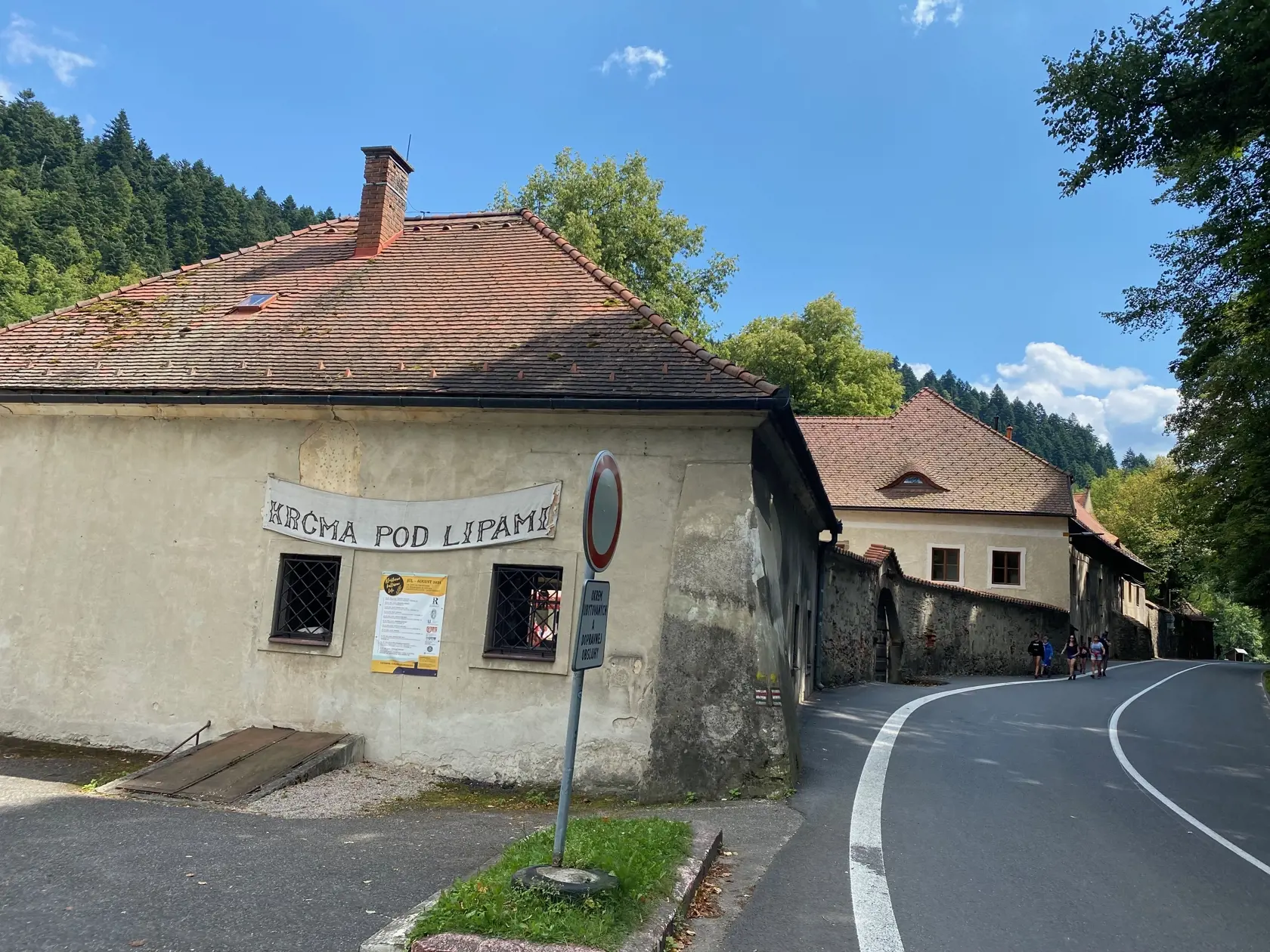 Múzeum v Červenom Kláštore je v Kláštor kartuziánov, ktorý je Národnou kultúrnou pamiatkou. Založili ho mnísi, jeho história siaha do roku 1320. Je najväčšou a najvýznamnejšou pamiatkou v správe Pamiatkového úradu SR. Zásluhou kamaldulov sa Červený kláštor najmä prostredníctvom diel dvoch výrazných osobností: pátra Romualda Hadbavného (a jeho preklad Písma svätého – Kamaldulská biblia) a frátra Cypriána (tvorca tzv. Cypriánovho Herbára), nezabudnuteľne zapísal do dejín slovenskej kultúry.