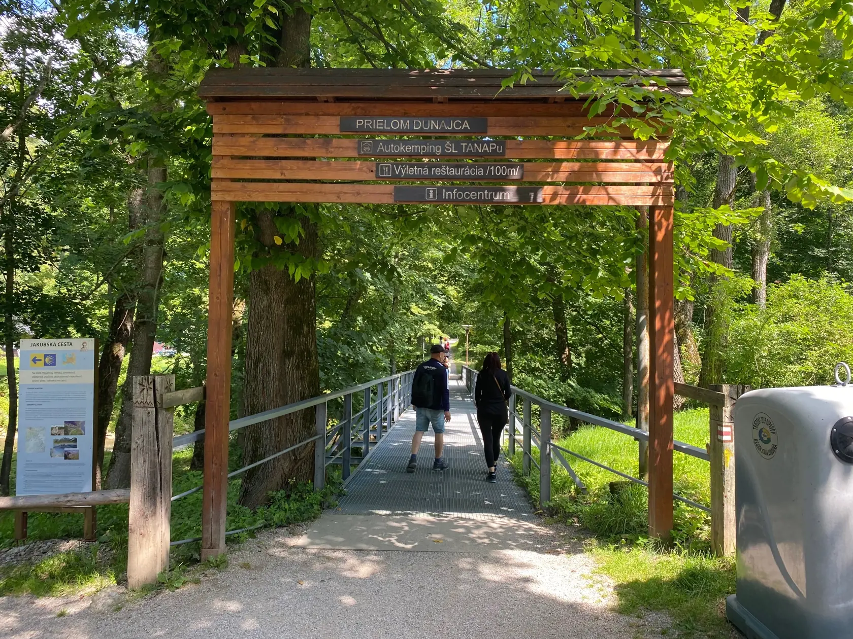 Vchod na cyklotrasu vedúcu k Prielomu Dunajca - tiesňavy na slovensko-poľskej hranici. Rieka sa tu zarezáva do vápencového masívu a vytvára tiesňavu, ktorá má dĺžku približne 9 km. Výška skalných stien dosahuje 200 až 300 metrov. Rieka tu vytvorila 7 veľkých meandrov. Toto územie Pieninského národného parku sa považuje za krajinársky a prírodovedne najhodnotnejšie.