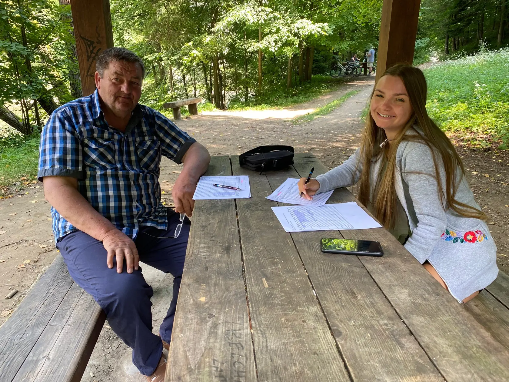Štefan Šveda (64) a jeho vnúčka Nikola Simoníková (15) vo štvrtok počítali turistov v Pieninách na cyklochodníku, na pltiach i na rafte.