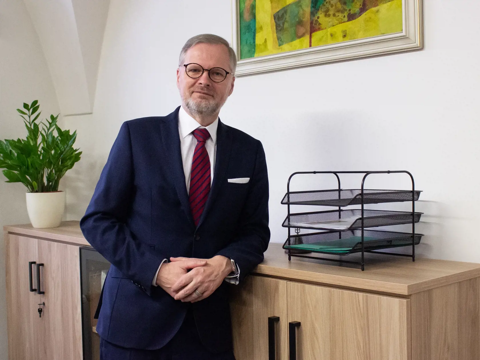 Na snímke český premiér Petr Fiala pózuje v pracovni Poslaneckej snemovne českého parlamentu. Praha, 6. marca 2024. FOTO TASR - Barbora Vizváryová