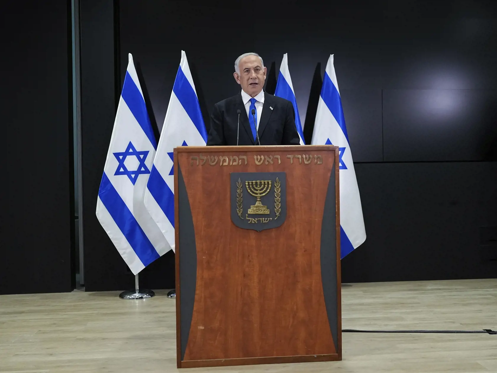 EBE 11 Tel Aviv - Na snímke izraelský premiér Benjamin Netanjahu počas tlačovej konferencie v Tel Avive v pondelok 10. apríla 2023. Netanjahu  vyhlásil, že obnoví pokoj a bezpečnosť v krajine. Oznámil tiež, že zruší svoje rozhodnutie odvolať ministra obrany Joava Galanta. FOTO TASR/AP

Israeli Prime Minister Benjamin Netanyahu speaks to the media during a press conference, in Tel Aviv, Israel, Monday, April 10, 2023. (AP Photo/Ohad Zwigenberg)