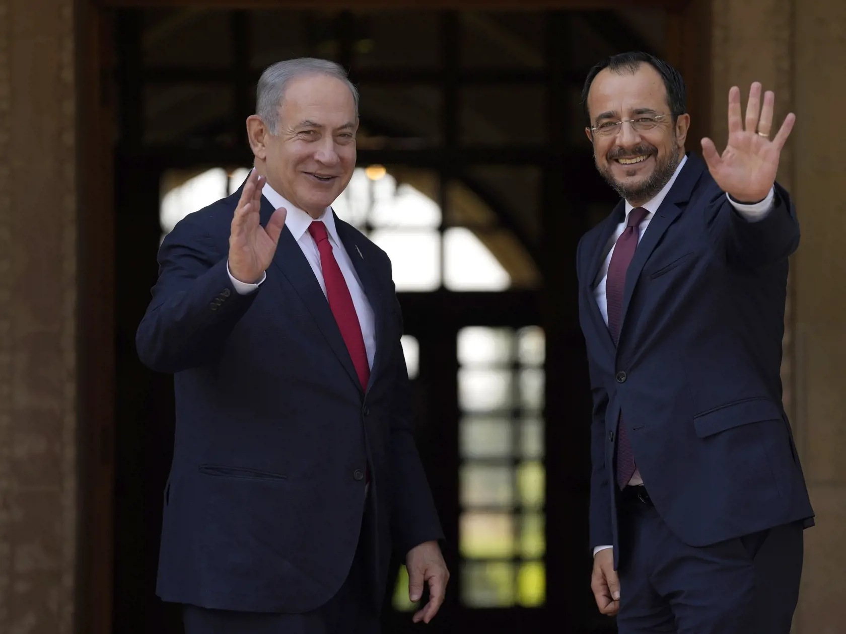 KK43 Nikózia - Cyperský prezident Nikos Christodoulides (vpravo) a izraelský premiér Benjamin Netanjahu pred stretnutím 4. septembra 2023 v Nikózii. FOTO TASR/AP
Cypriot president Nikos Christodoulides, right, and Israeli Prime Minister Benjamin Netanyahu wave to the media before a meeting at the presidential palace in the capital Nicosia, Cyprus, Monday, Sept. 4, 2023. Israelâ€™s prime minister is floating the idea of building infrastructure projects such as a fiber optic cable linking countrie