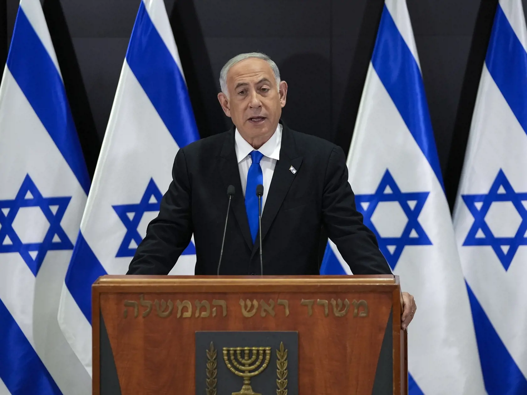 EBE 8 Tel Aviv - Izraelský premiér Benjamin Netanjahu (na snímke) v pondelok 10. apríla 2023 vyhlásil, že obnoví pokoj a bezpečnosť v krajine. Oznámil tiež, že zruší svoje rozhodnutie odvolať ministra obrany Joava Galanta. FOTO TASR/AP

Israeli Prime Minister Benjamin Netanyahu speaks to the media during a press conference, in Tel Aviv, Israel, Monday, April 10, 2023. (AP Photo/Ohad Zwigenberg)