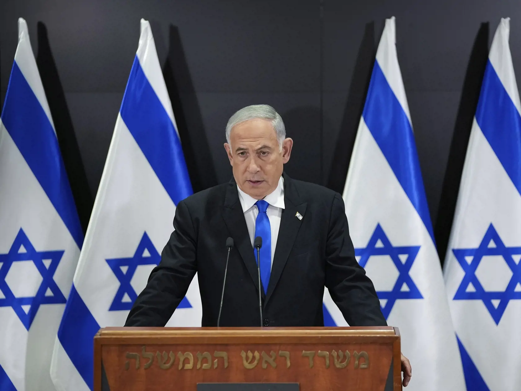 EBE 7 Tel Aviv - Izraelský premiér Benjamin Netanjahu (na snímke) v pondelok 10. apríla 2023 vyhlásil, že obnoví pokoj a bezpečnosť v krajine. Oznámil tiež, že zruší svoje rozhodnutie odvolať ministra obrany Joava Galanta. FOTO TASR/AP

Israeli Prime Minister Benjamin Netanyahu speaks to the media during a press conference, in Tel Aviv, Israel, Monday, April 10, 2023. (AP Photo/Ohad Zwigenberg)