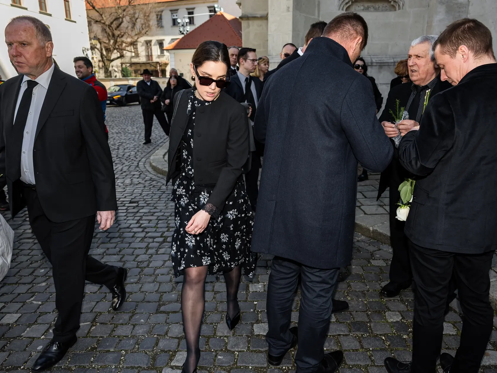 Posledná rozlúčka s hercom Štefanom Kvietikom za účasti rodiny aj verejnosti v Katedrále sv. Martina v Bratislave. Na snímke Sarah Arató.