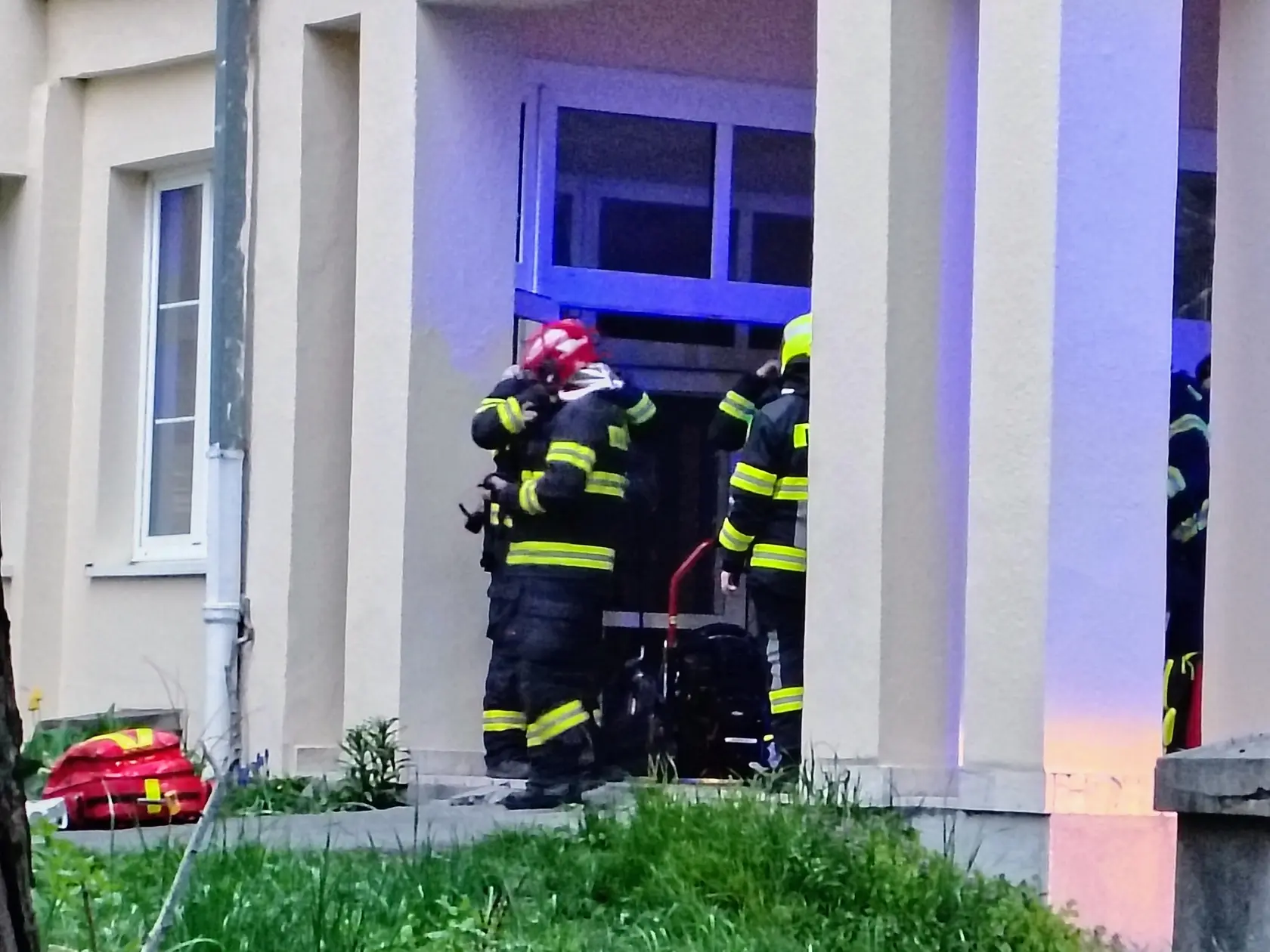 Dnes došlo k požiaru v bytovom dome v bratislavskej mestskej časti Krasňany. Na mieste zasahuje veľký počet hasičov. Okrem hasičov sú prítomní aj záchranári, ktorí poskytujú pomoc, najmä starším obyvateľom domu.