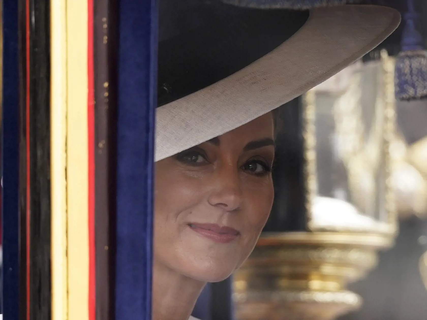 Kate, princezná z Walesu sa usmieva počas príchodu na vojenskú prehliadku Trooping the Colour na počesť narodenín britského kráľa Karola III. v Londýne v sobotu 15. júna 2024. Ide o jej prvé verejné vystúpenie od začiatku roka, informuje TASR podľa správy agentúry AP. Catherine (42) koncom marca prostredníctvom videozáznamu oznámila, že jej diagnostikovali onkologické ochorenie a podrobuje sa chemoterapii.