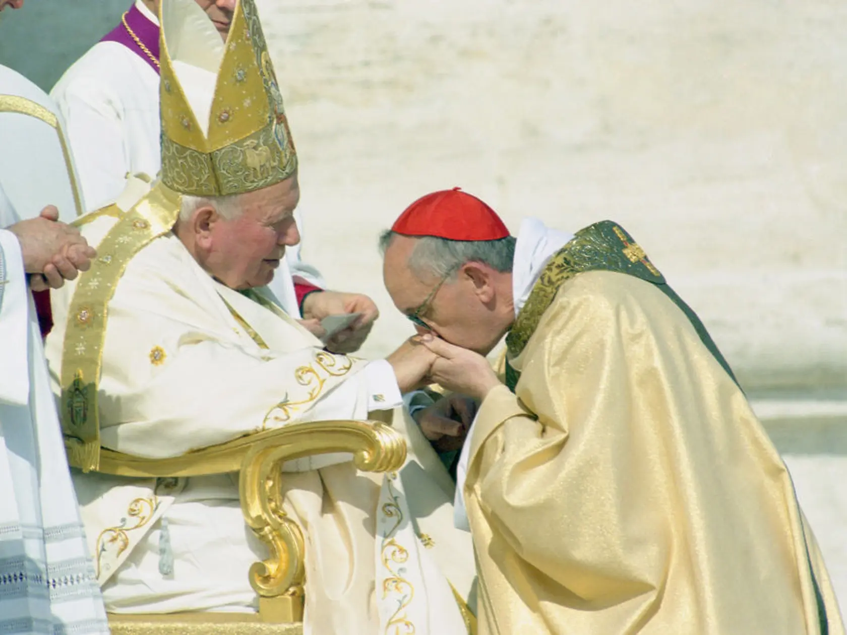 Pápež Ján Pavol II. s pápežom Františkom na fotke z roku 2001
