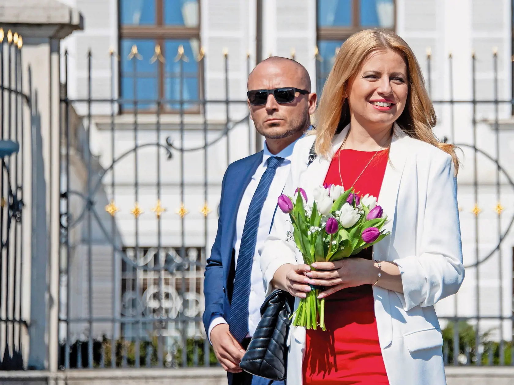 V bezpečí: Niekoľko hodín po druhom kole volieb dostala nová prezidentka aj policajnú ochranku.