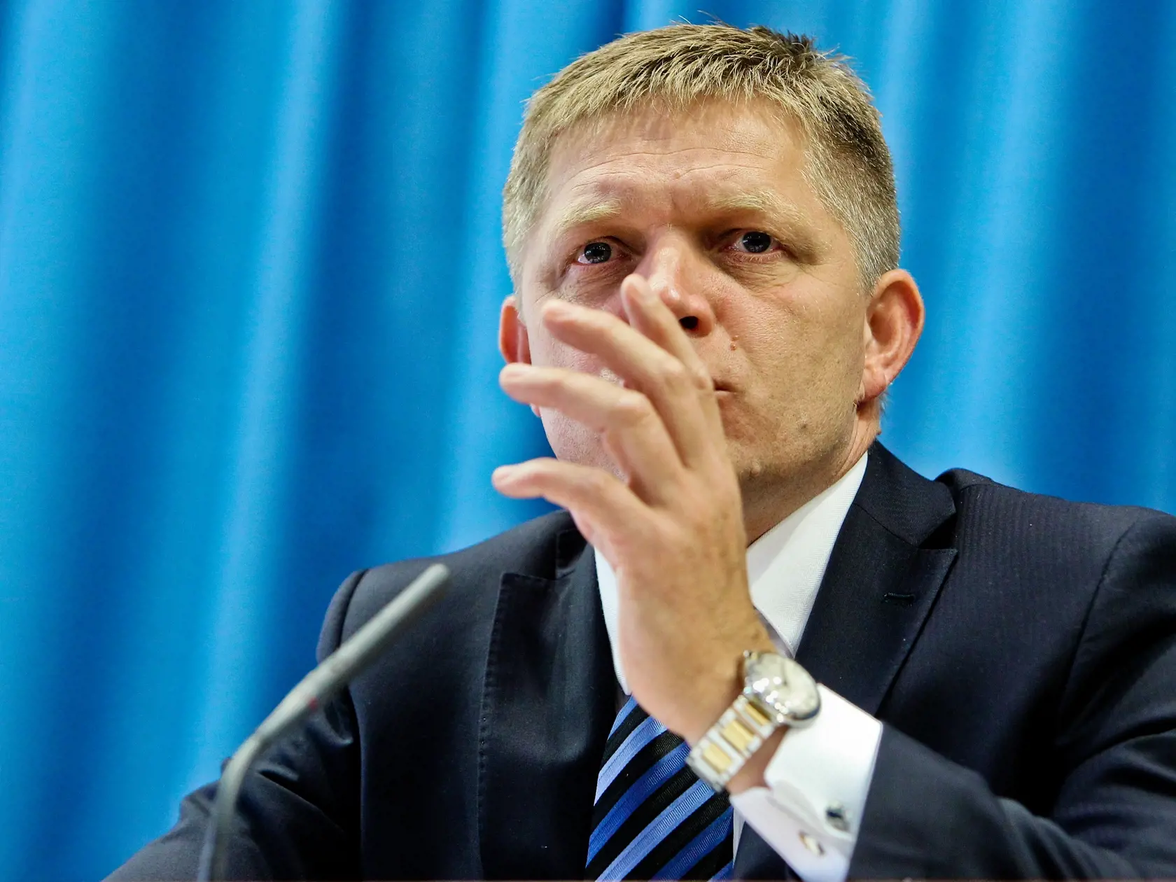 Na snimke predseda vlady Robert Fico pocas tlacovej konferencie po 72. rokovani Vlady SR, na ktorej oznamili ze stat sa stava jedinym akcionarom materskej spolocnosti SPP.