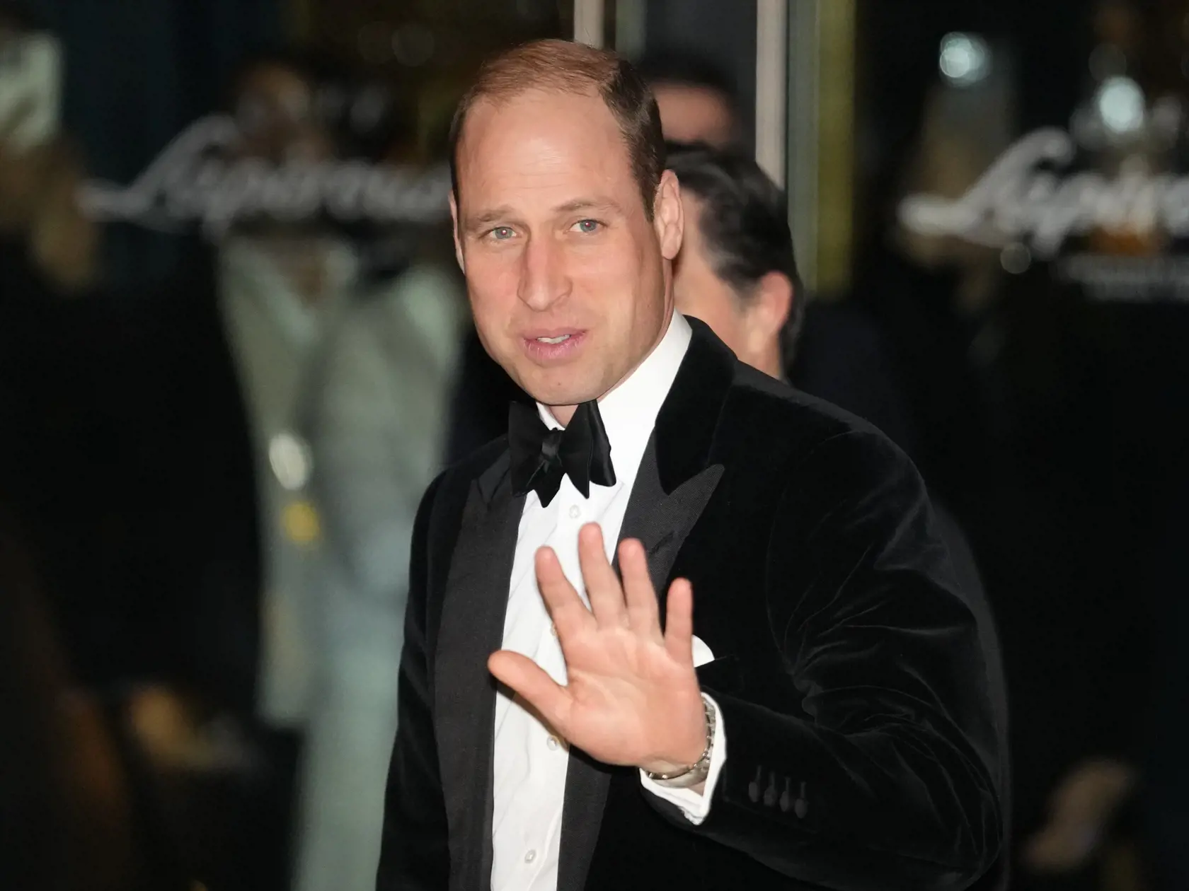 KK57 Londýn - Britský princ William prichádza na charitatívny galavečer londýnskej leteckej záchrannej služby v stredu 7. februára 2024 v Londýne. Večera sa koná na podporu doteraz najväčšej charitatívnej kampane "Up Against Time", ktorej cieľom je do jesene tohto roka vyzbierať 15 miliónov libier na výmenu flotily charitatívnych vrtuľníkov. FOTO TASR/AP
Britain's Prince William looks across to the media as he arrives to attend the London Air Ambulance Charity Gala in London, Wednesday, Feb. 7, 