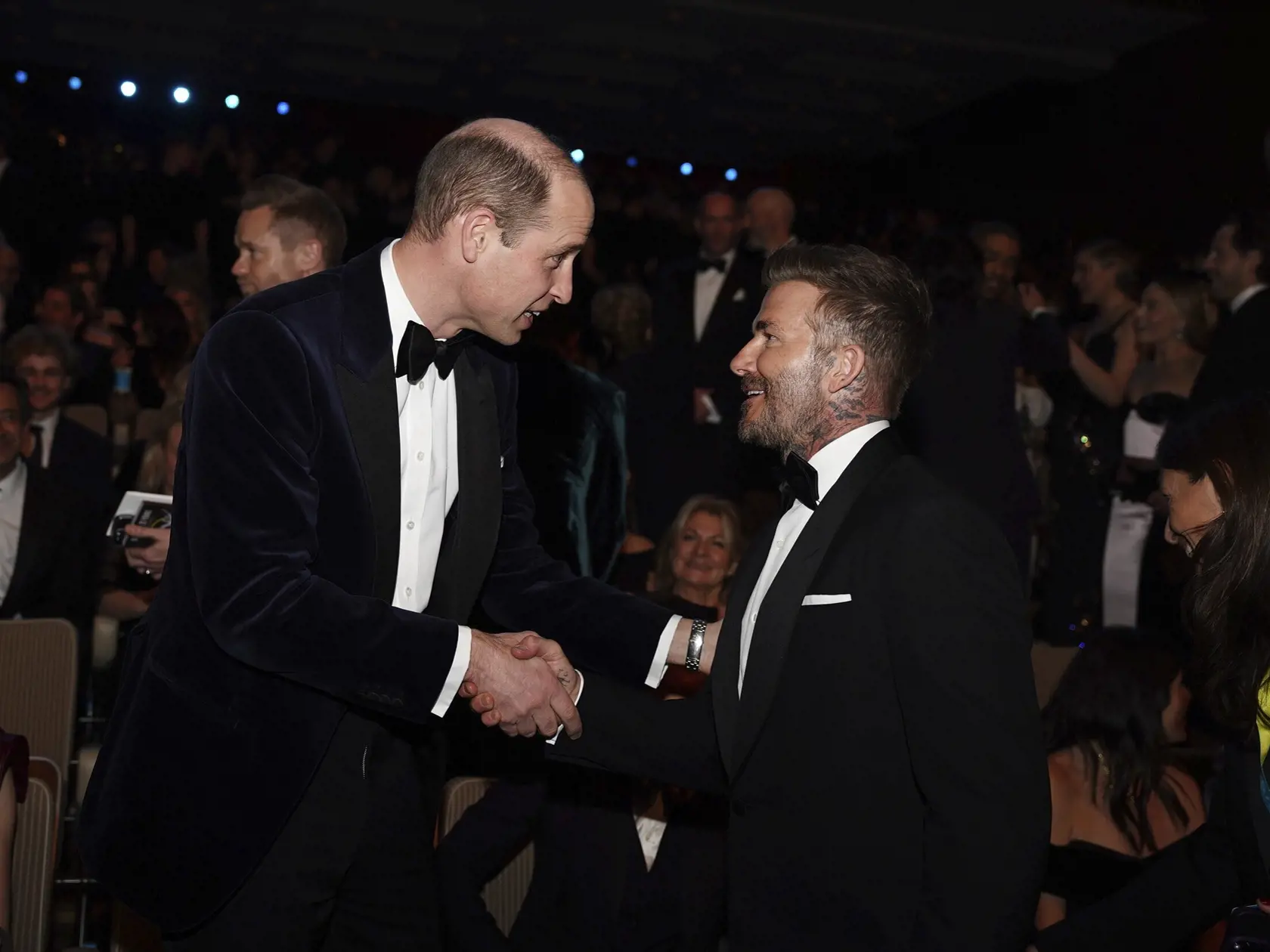 WA 67 Londýn - Britský princ William, prezident Britskej akadémie filmových a televíznych umení (BAFTA), a bývalý anglický futbalista David Beckham sa vítajú na slávnostnom odovzdávaní 77. ročníka cien BAFTA v Londýne v nedeľu 18. februára 2024. Udeľovanie cien BAFTA sa uskutočnilo v londýnskej Royal Festival Hall. Moderátorom slávnostného večera bol škótsky herec David Tennant. FOTO TASR/AP

Britain's Prince William, president of BAFTA, talks with David Beckham at the 77th British Academy Film 