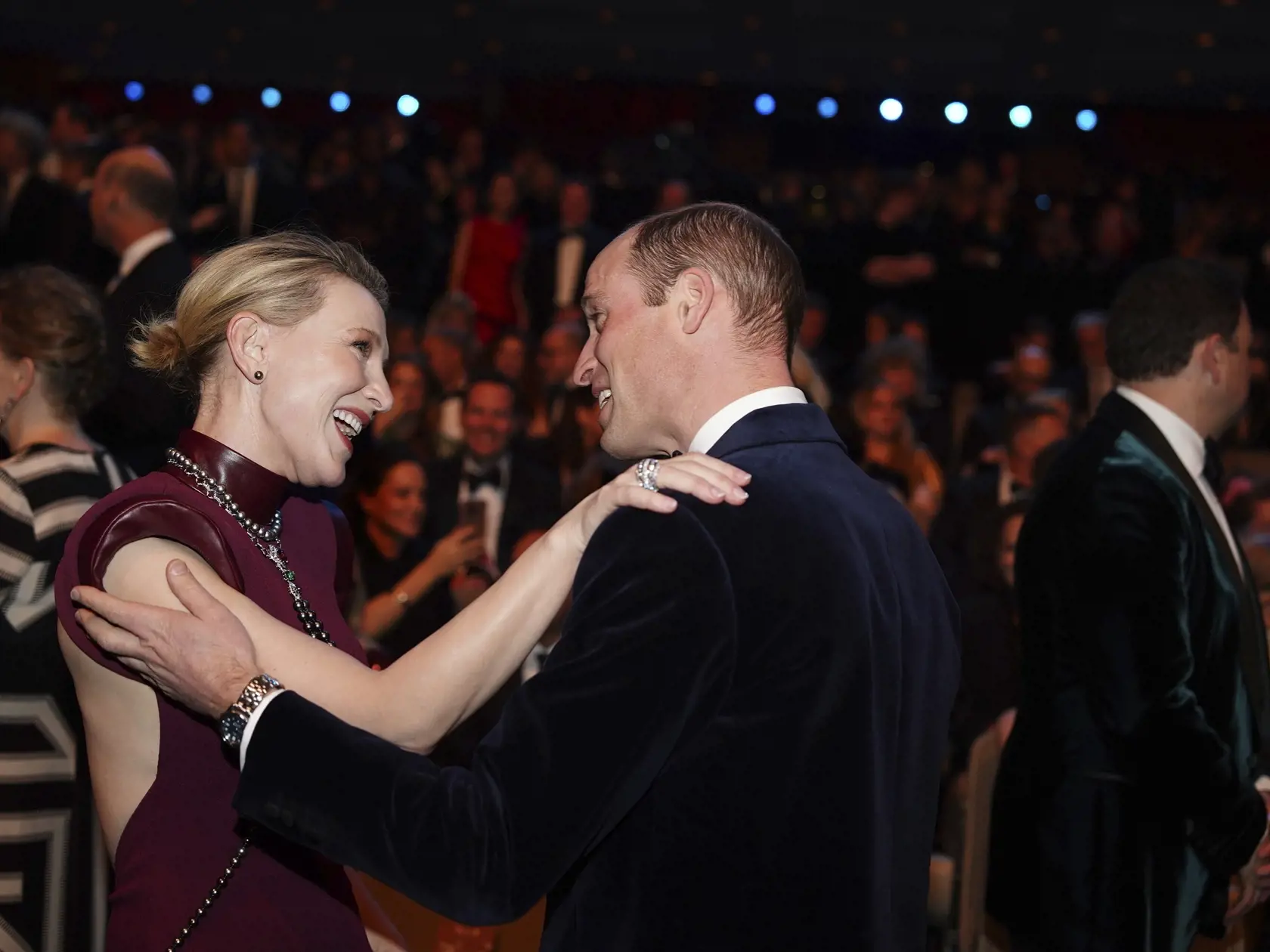 WA 51 Londýn - Britský princ William, prezident Britskej akadémie filmových a televíznych umení (BAFTA) a austrálska herečka Cate Blanchettová sa rozprávajú na slávnostnom odovzdávaní 77. ročníka cien BAFTA v Londýne v nedeľu 18. februára 2024. Udeľovanie cien BAFTA sa uskutočnilo v londýnskej Royal Festival Hall. Moderátorom slávnostného večera bol škótsky herec David Tennant. FOTO TASR/AP

Britain's Prince William, president of BAFTA, talks with Cate Blanchett at the 77th British Academy Film 