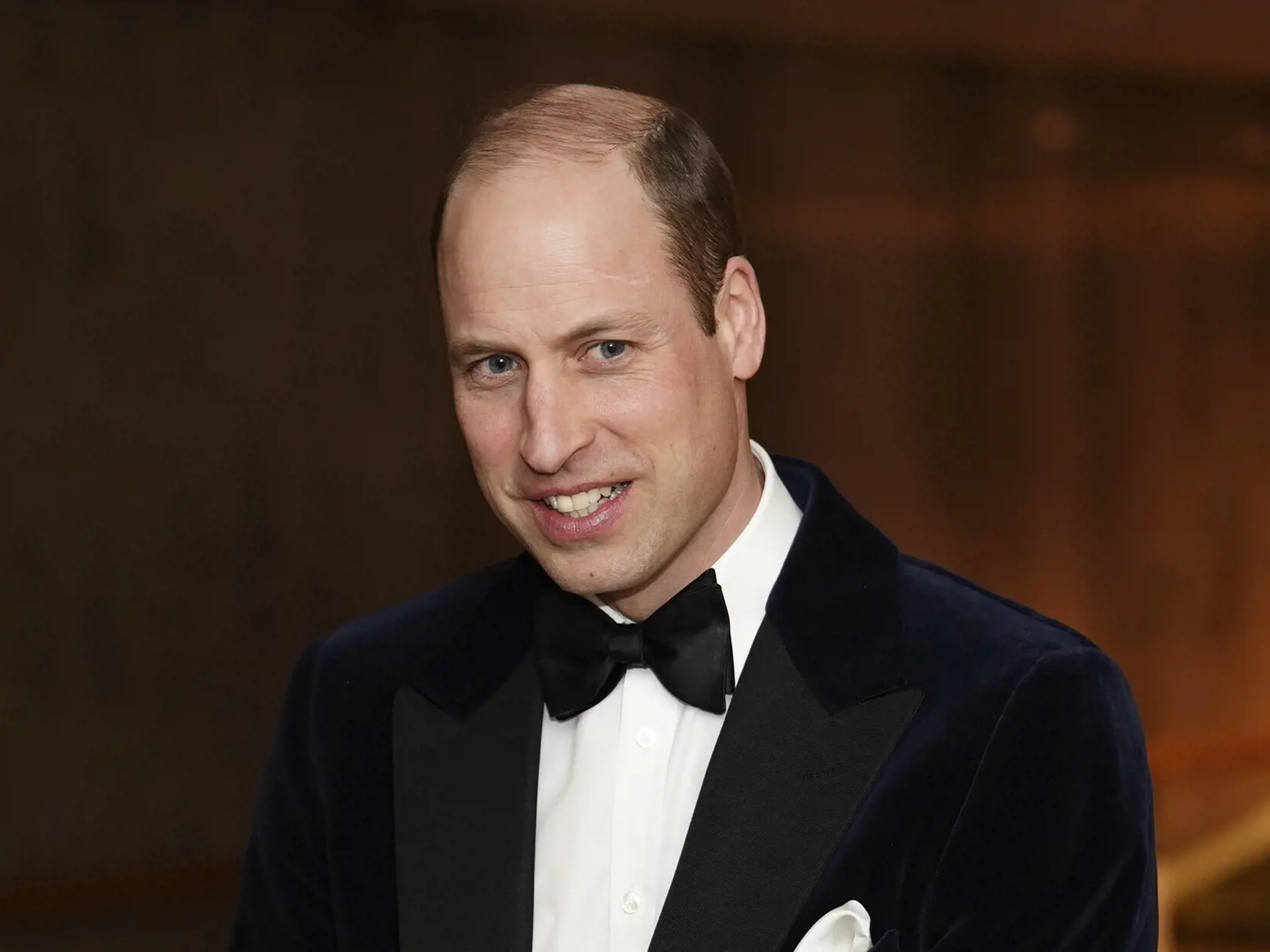 Princ William prišiel bez manželky Kate.