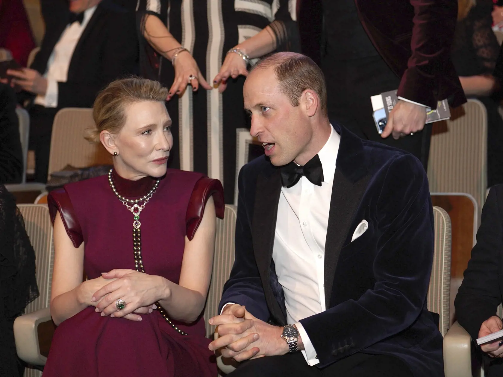 WA 59 Londýn - Britský princ William, prezident Britskej akadémie filmových a televíznych umení (BAFTA) a austrálska herečka Cate Blanchettová sa rozprávajú na slávnostnom odovzdávaní 77. ročníka cien BAFTA v Londýne v nedeľu 18. februára 2024. Udeľovanie cien BAFTA sa uskutočnilo v londýnskej Royal Festival Hall. Moderátorom slávnostného večera bol škótsky herec David Tennant. FOTO TASR/AP

Britain's Prince William, right, the Prince of Wales and president of BAFTA, talks with Australian actres