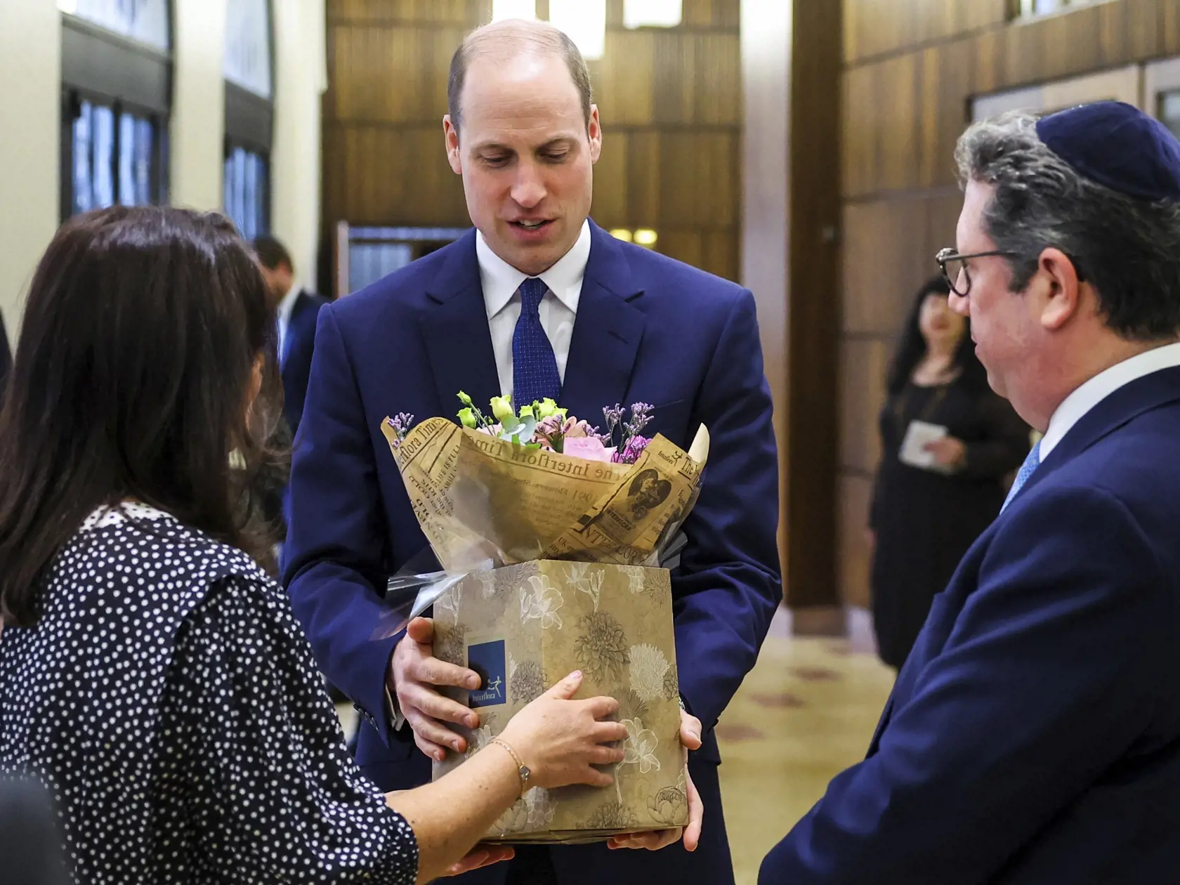 JB 3 Londýn - Britský princ William (uprostred) dostáva kyticu kvetov pre svoju manželku Kate, princeznú z Walesu počas jeho návštevy v synagóge Western Marble Arch v Londýne 29. februára 2024. FOTO TASR/AP

Britain's Prince William receives a bouquet of flowers for his wife Catherine, Princess of Wales, during his visit at the Western Marble Arch Synagogue, in London, Britain, Feb. 29, 2024. (Toby Melville/Pool photo via AP)