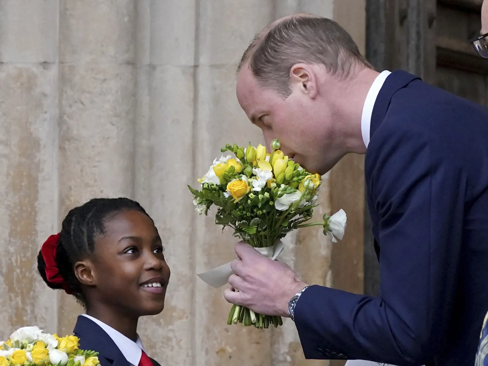 JB 31 Londýn - Britský princ William (vpravo) vonia kyticu jarných kvetov, ktorú dostal pri jeho odchode z bohoslužby pri príležitosti osláv Dňa Britského Spoločenstva národov (Commonwealthu) vo Westminsterskom opátstve v Londýne 11. marca 2024. FOTO TASR/AP 

The Prince of Wales smells a bunch of flowers he is given as he leaves the annual Commonwealth Day service ceremony at Westminster Abbey in London, Monday, March 11, 2024. (Yui Mok/PA via AP)