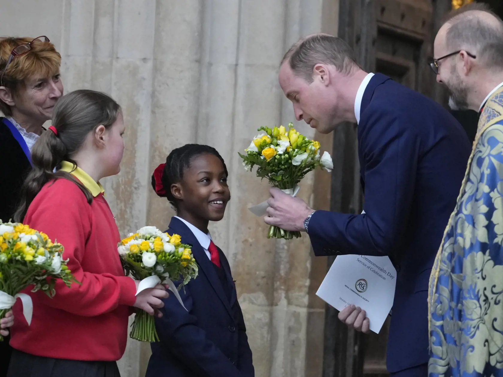 JB 28 Londýn - Britský princ William (druhý sprava) dostáva kyticu jarných kvetov pri jeho odchode z bohoslužby pri príležitosti osláv Dňa Britského Spoločenstva národov (Commonwealthu) vo Westminsterskom opátstve v Londýne 11. marca 2024. FOTO TASR/AP 

Prince William accepts a posy of spring flowers as he departs following the annual Commonwealth Day Service of Celebration at Westminster Abbey in London, Monday, March 11, 2024. Commonwealth Day is an annual celebration observed by people all o