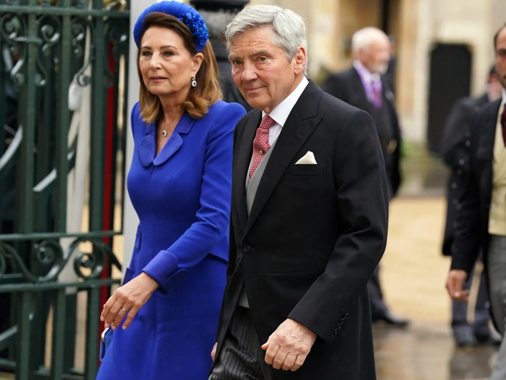 Rodičia princeznej Kate Carole a Michael Middletonovci pri príchode na korunováciu