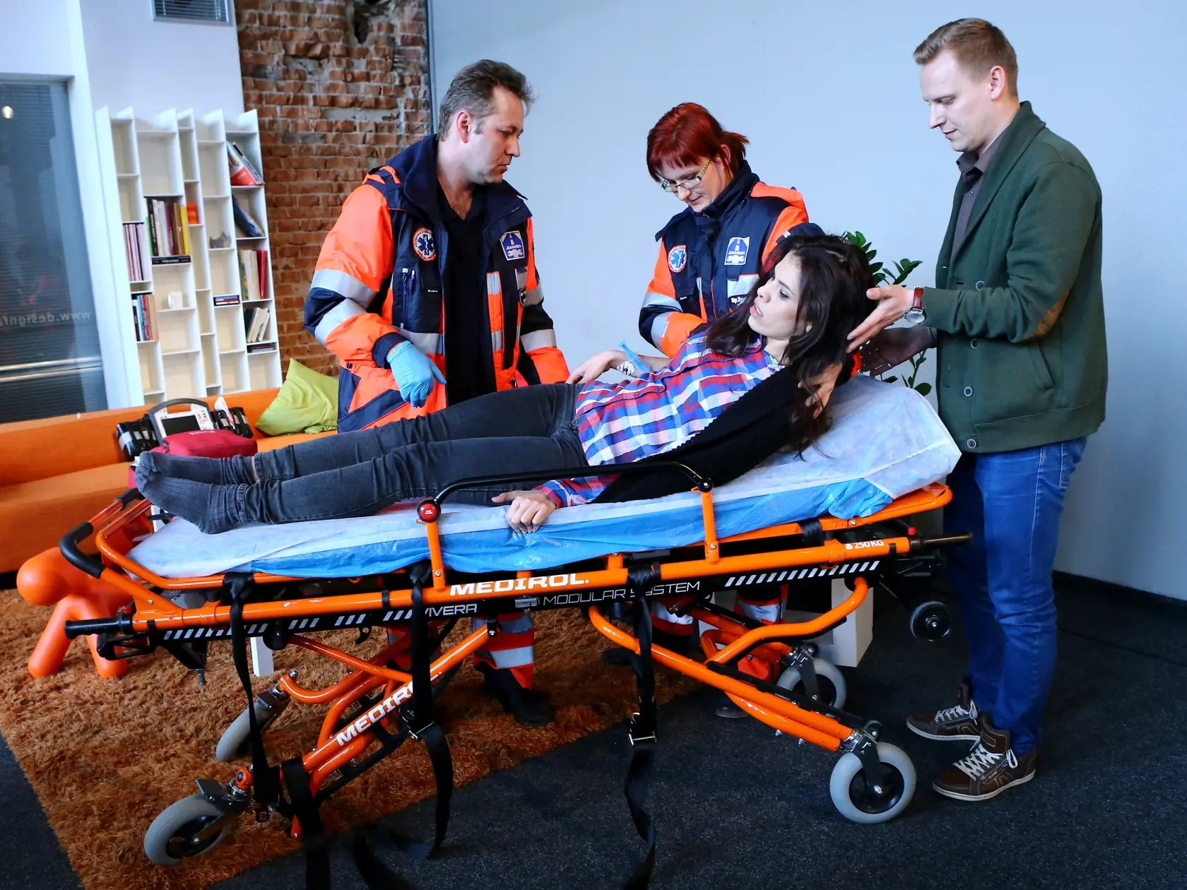 V každej posádke by mali sedieť minimálne dvaja záchranári, ktorí majú ukončené vzdelanie v odbore zdravotnícky záchranár, kurz prvej pomoci nestačí.