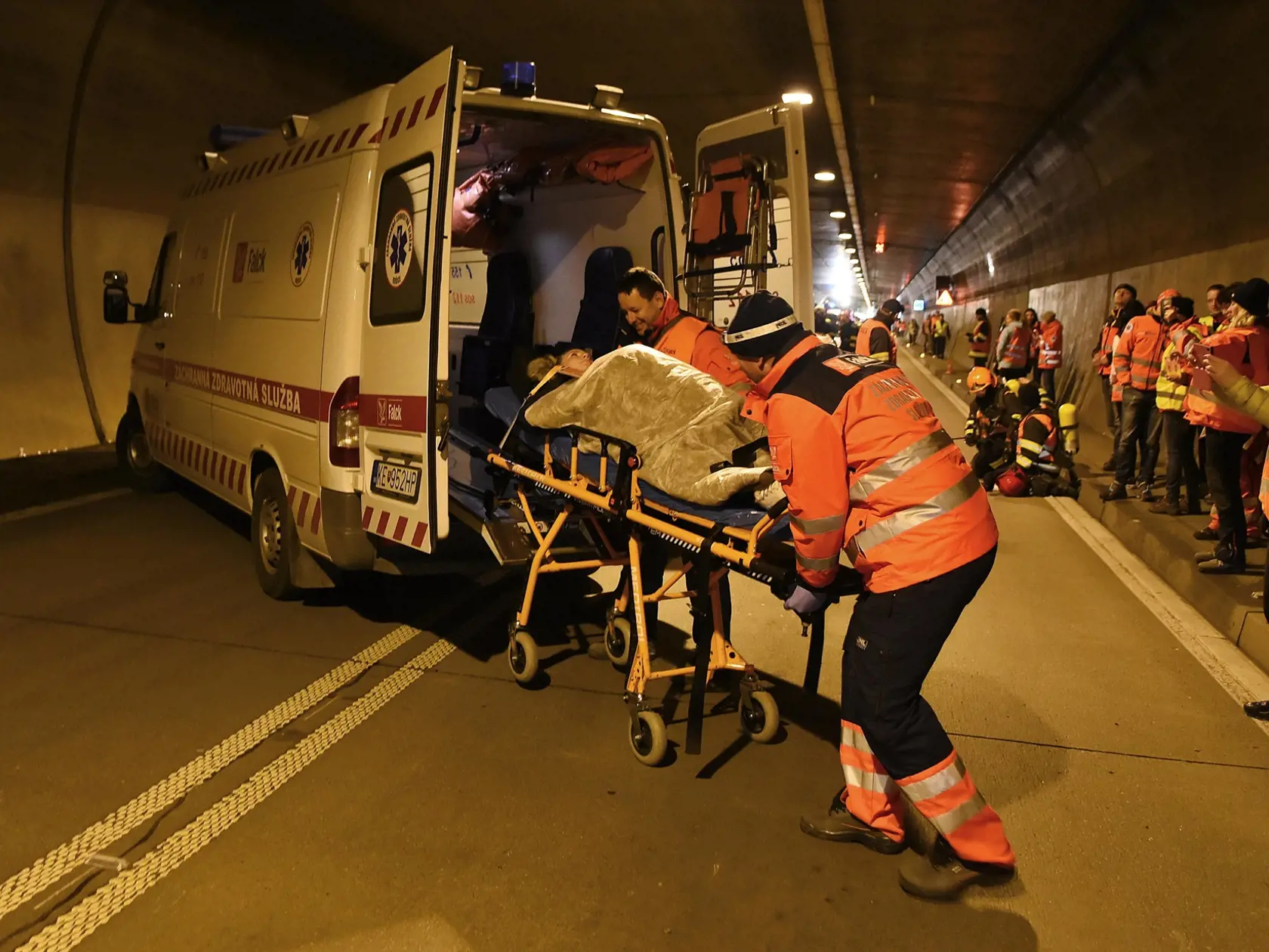 Ak sú v sanitke dvaja záchranári, z ktorých jeden je len šofér, môže nastať problém.
