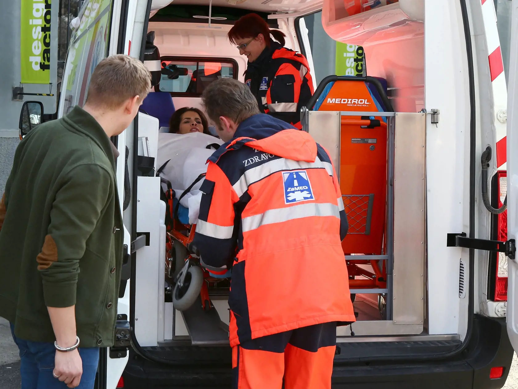 V každej posádke by mali sedieť minimálne dvaja záchranári, ktorí majú ukončené vzdelanie v odbore zdravotnícky záchranár, kurz prvej pomoci nestačí.